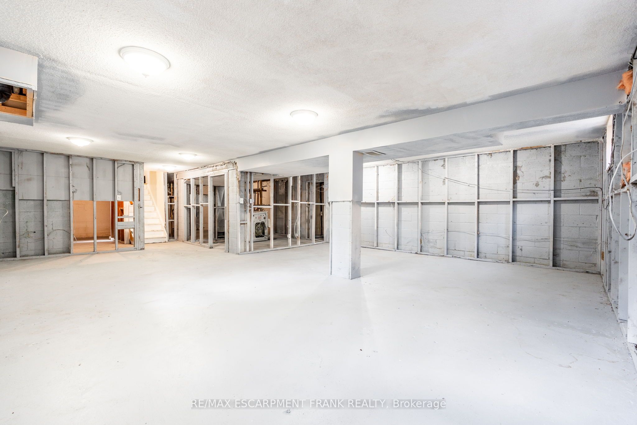 699 RYMAL Road W, Hamilton Gurnett