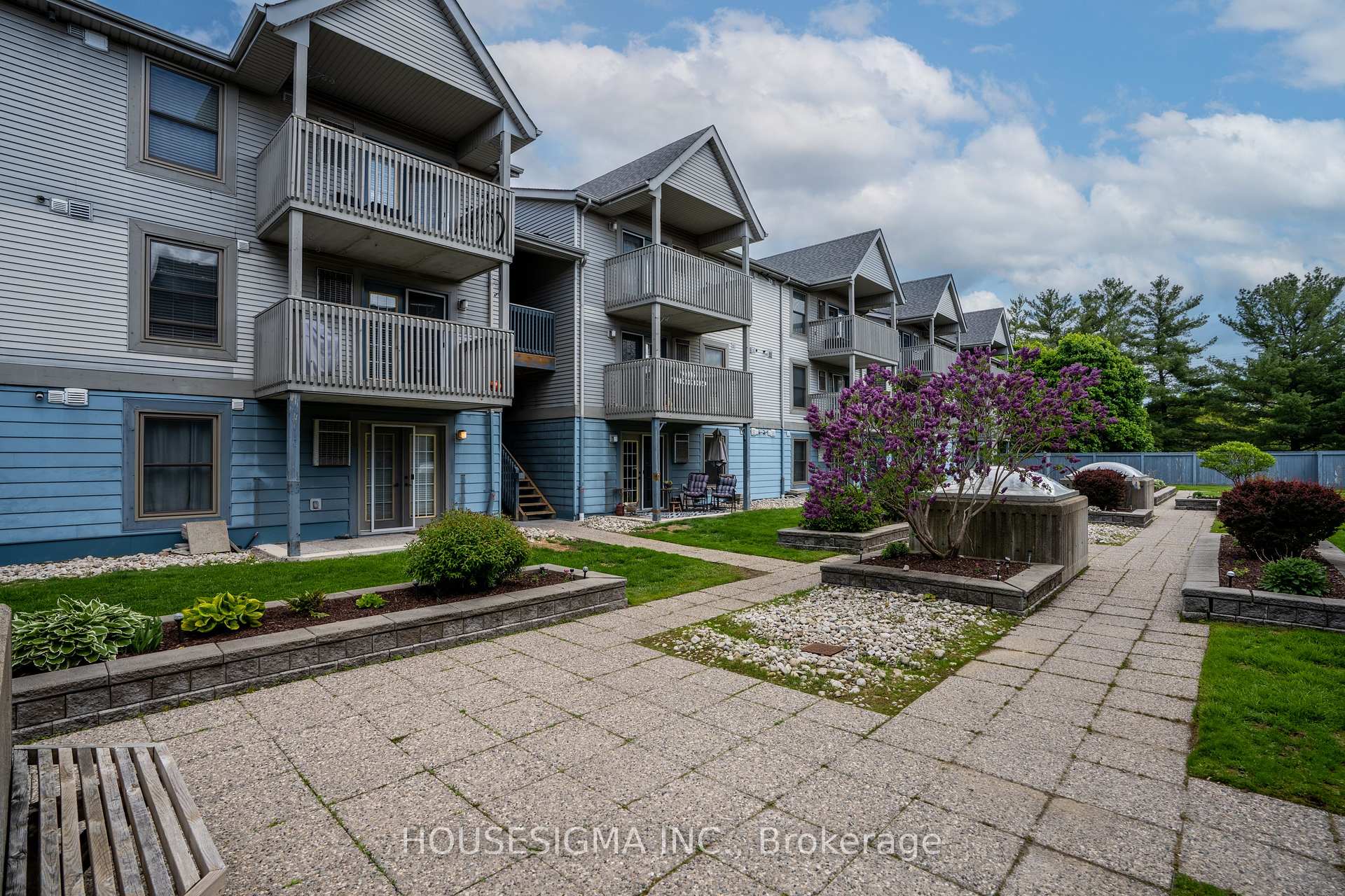 2 Bedrooms Condo at 2010 Cleaver, Burlington For sale