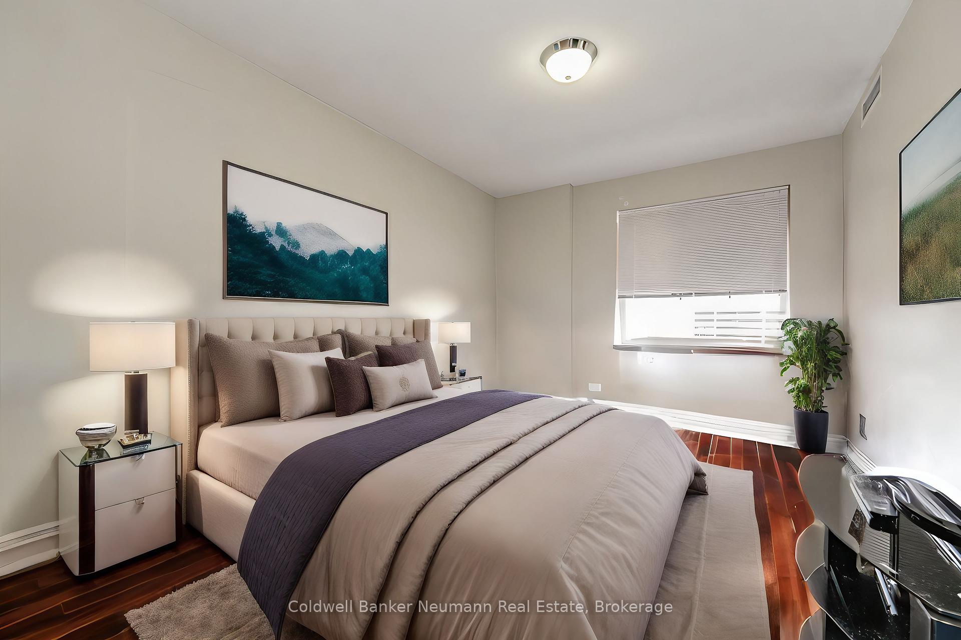 2 Bedrooms Condo at 60 Old Mill, Oakville For sale