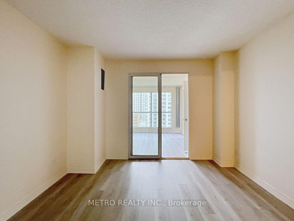 3 Bedrooms Condo at 18 Hollywood, Toronto For sale