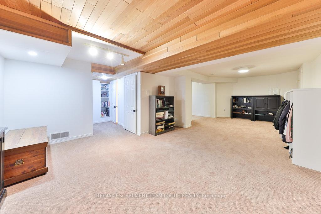 4 Bedrooms Condo at 2145 Country Club, Burlington For sale