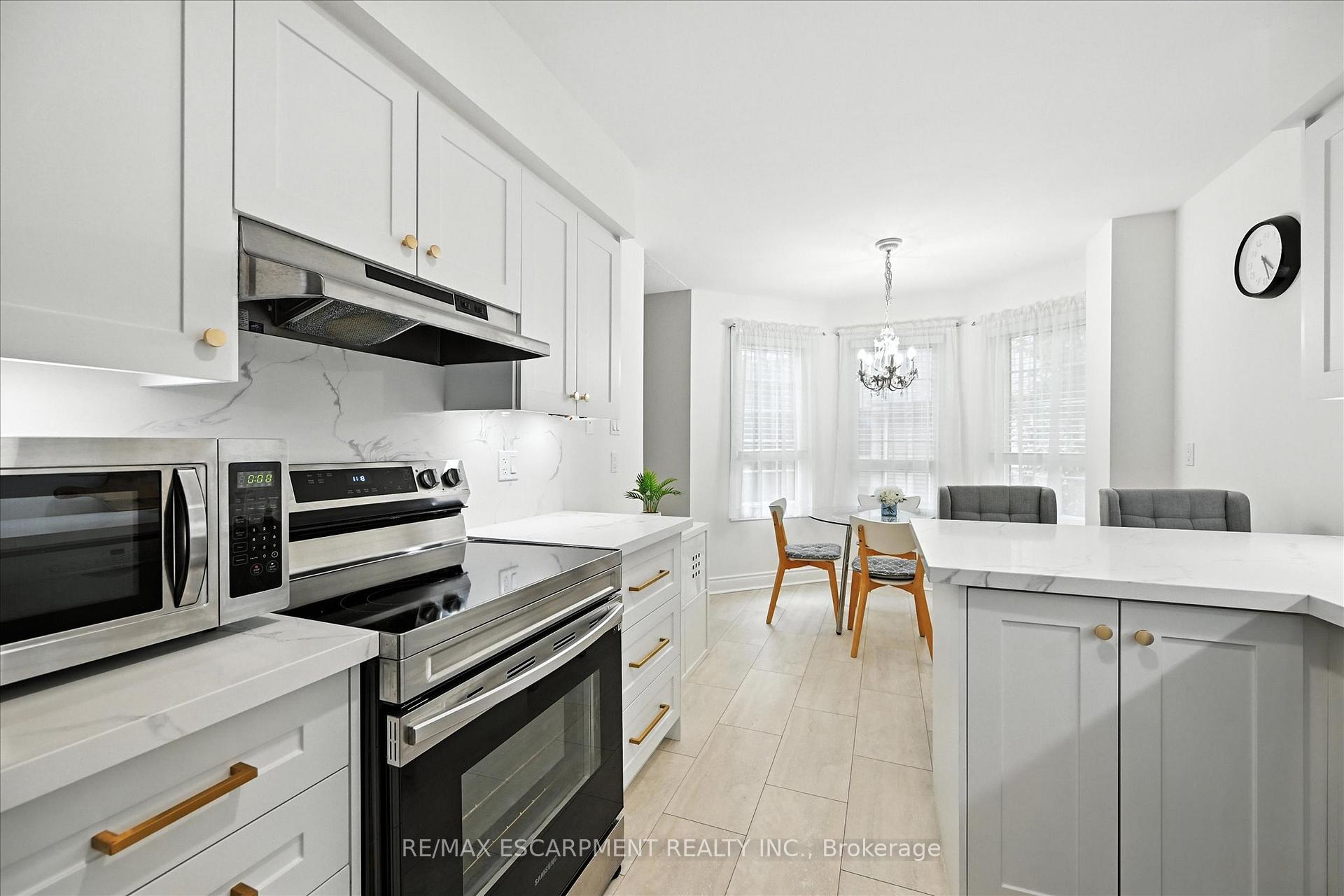 3 Bedrooms Condo at 2110 CLEAVER, Burlington For sale