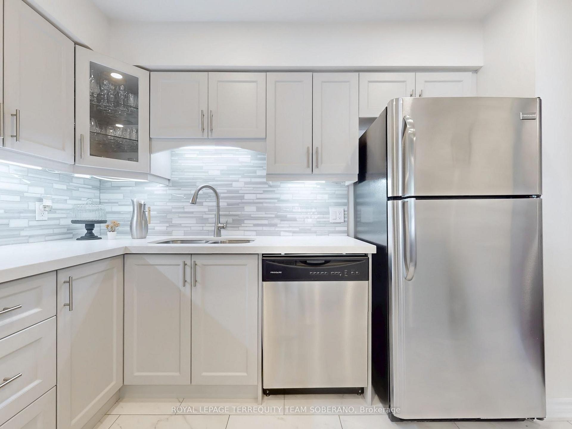 3 Bedrooms Condo at 8 Village Greenway, Toronto For sale
