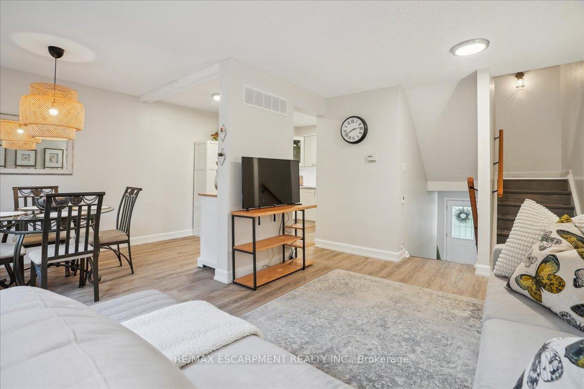 3 Bedrooms Condo at 680 Regency, Burlington For sale