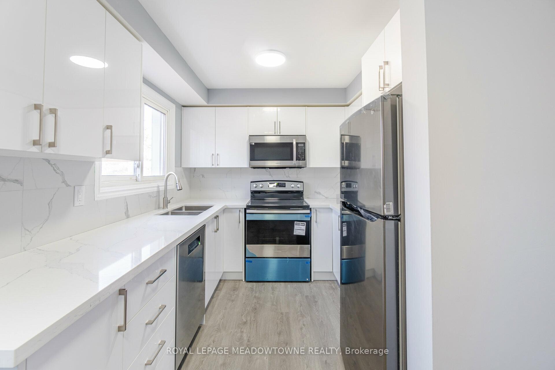 3 Bedrooms Condo at 11 Harrisford, Hamilton For sale