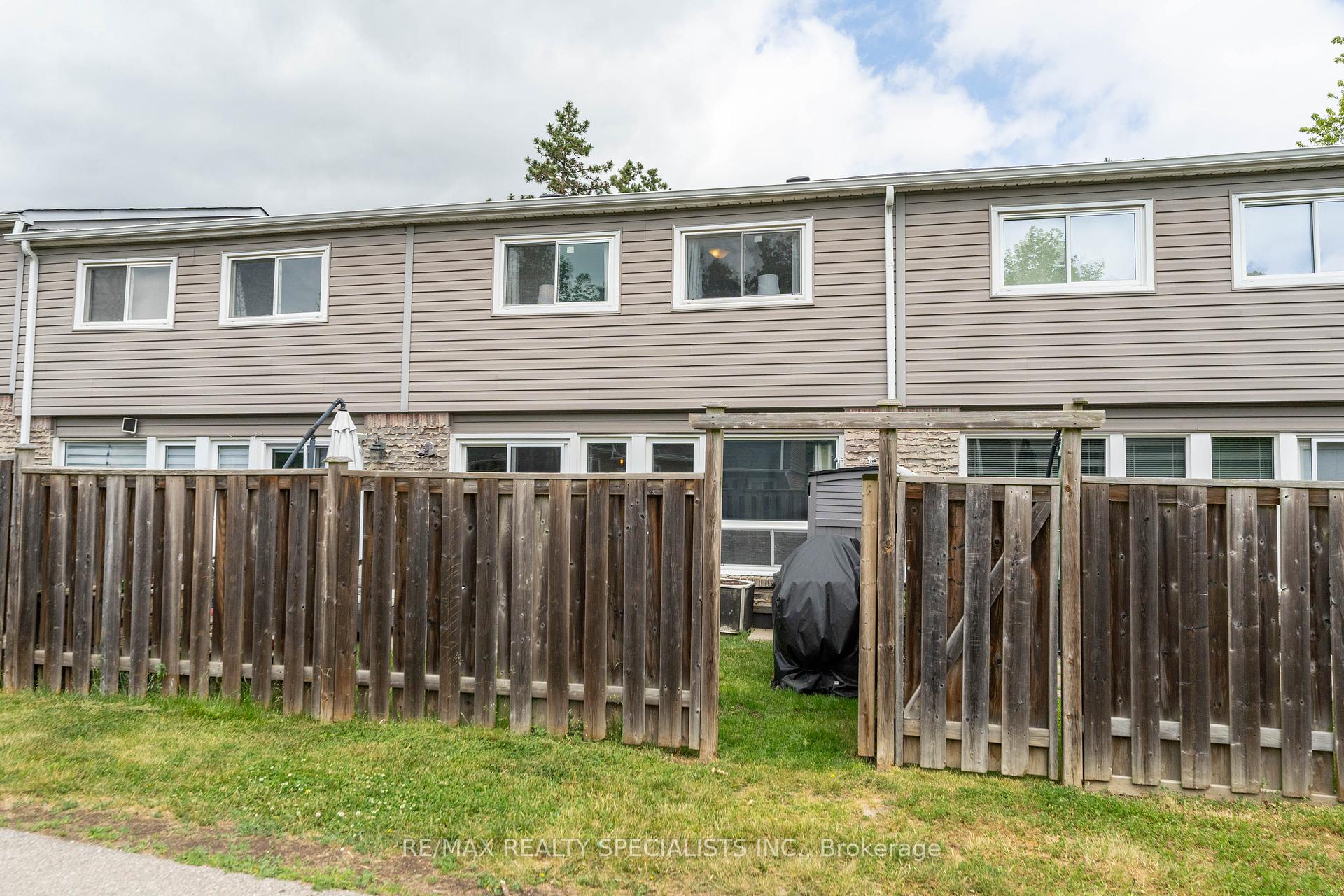 3 Bedrooms Condo at 2050 Upper Middle, Burlington For sale