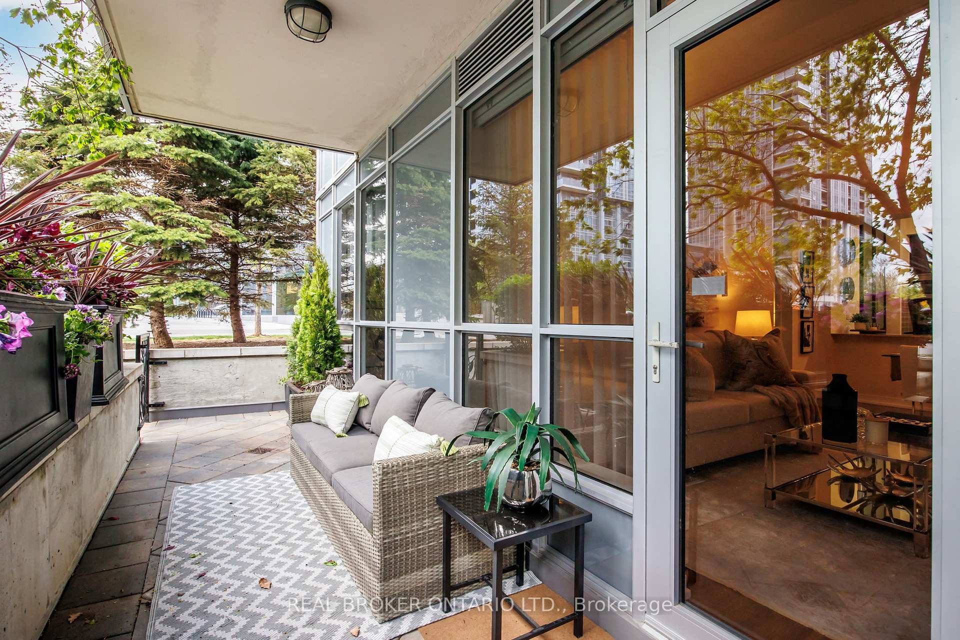 2 Bedrooms Condo at 181 Village Green, Toronto For sale