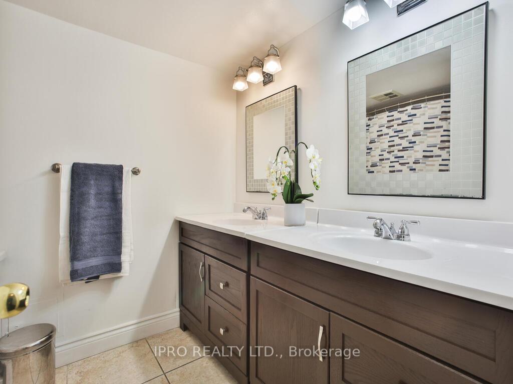 3 Bedrooms Condo at 330 Rathburn, Mississauga For sale