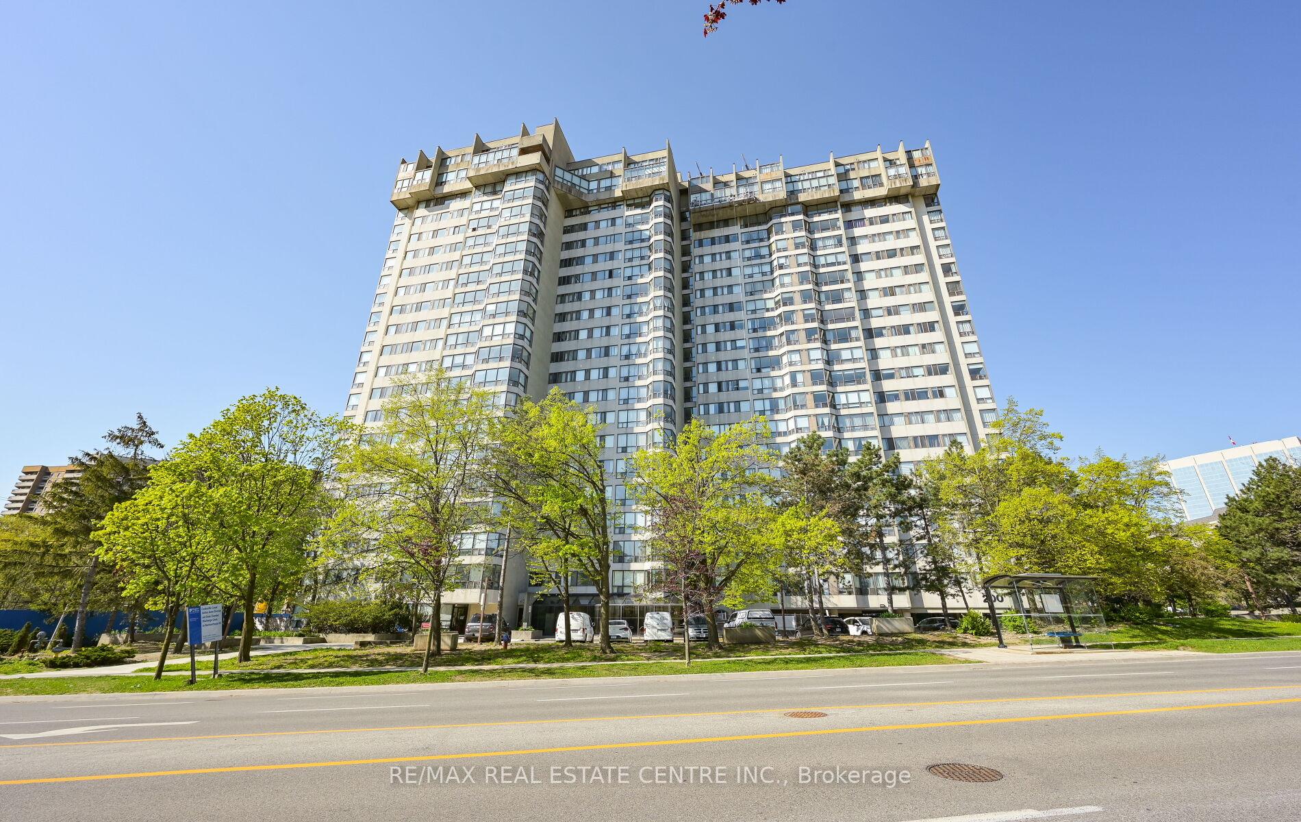 3 Bedrooms Condo at 200 Robert Speck, Mississauga For sale