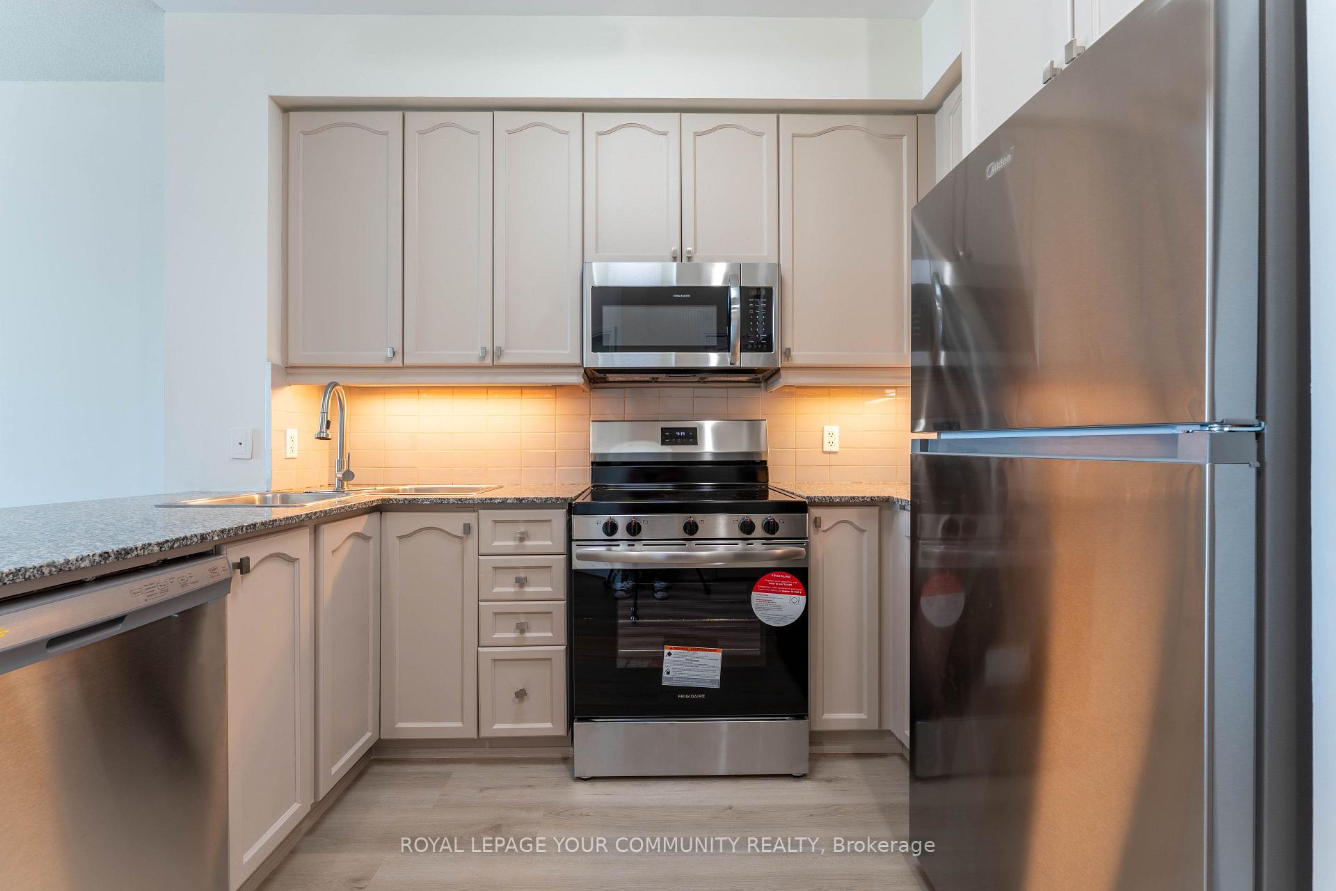 2 Bedrooms Condo at 80 Absolute, Mississauga For sale