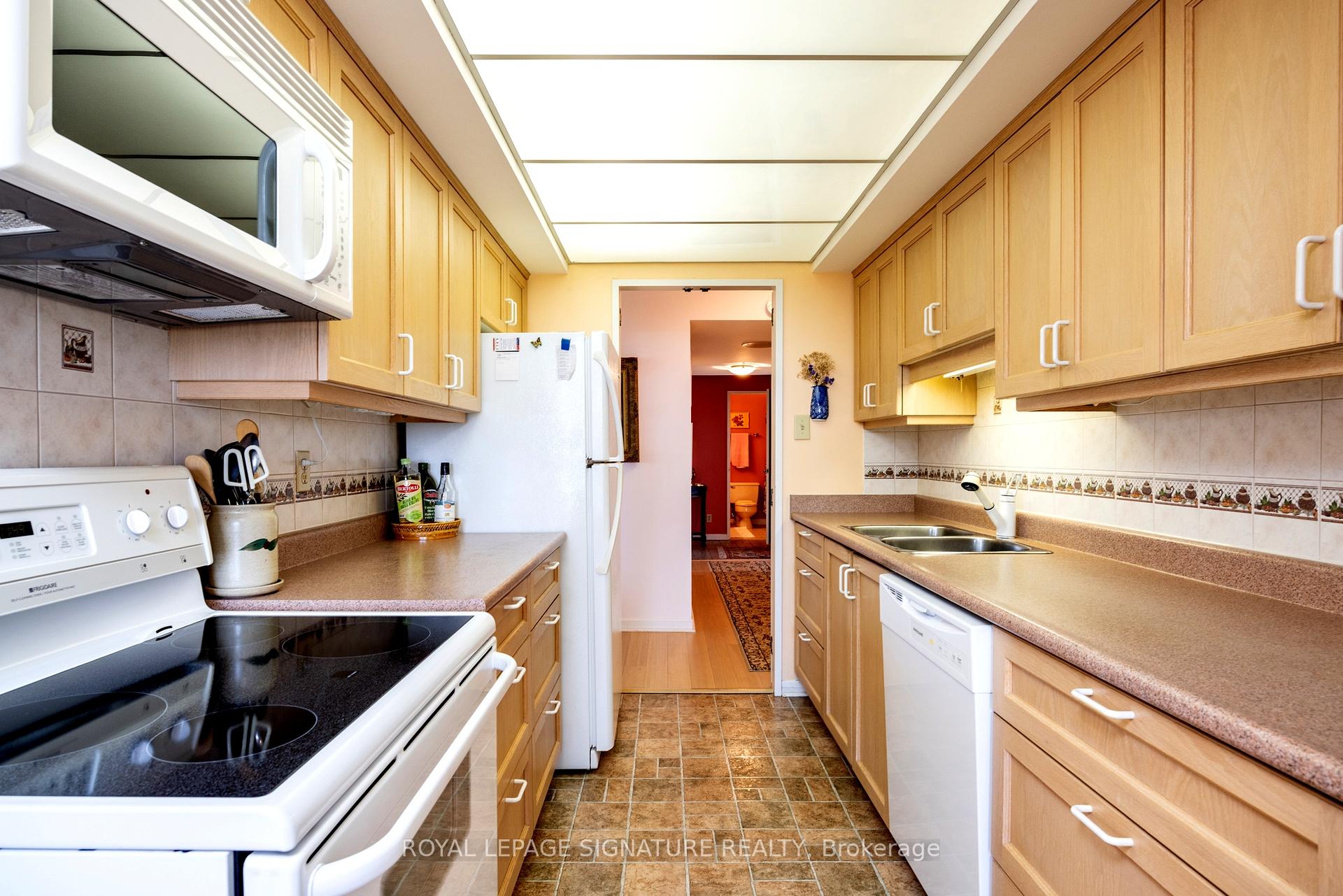 3 Bedrooms Condo at 1300 Bloor, Mississauga For sale
