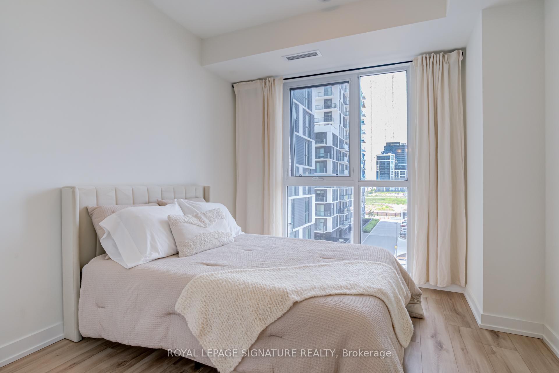 2 Bedrooms Condo at 335 Wheat Boom, Oakville For sale