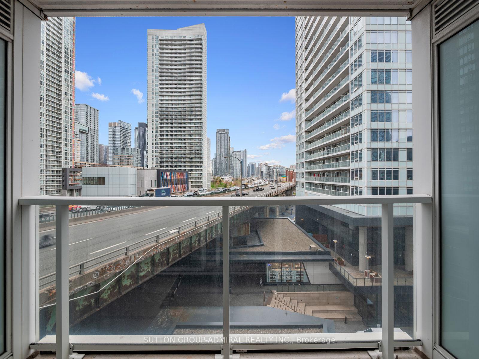 2 Bedrooms Condo at 19 Bathurst, Toronto For sale