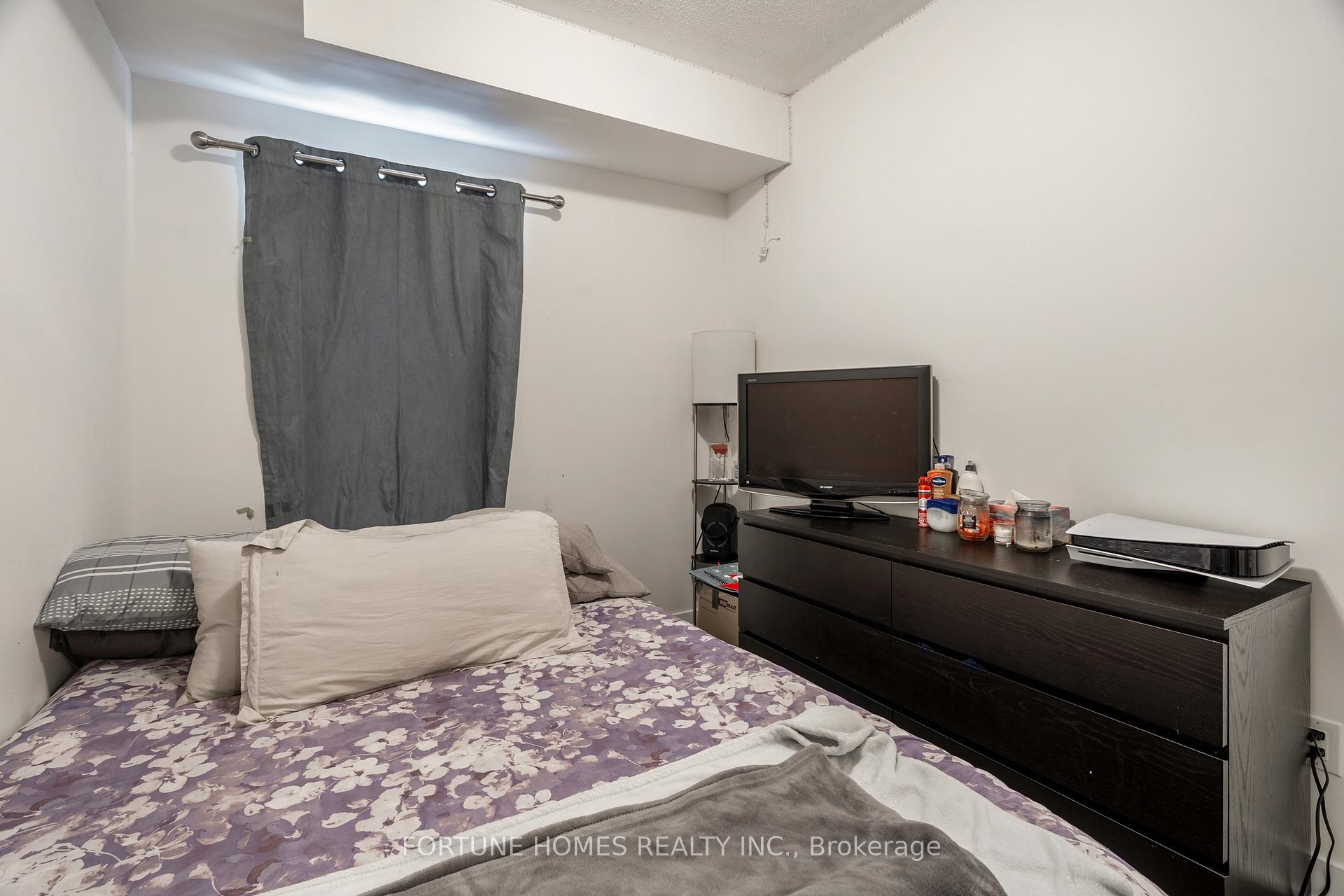 3 Bedrooms Condo at 39 John Perkins Bull, Toronto For sale