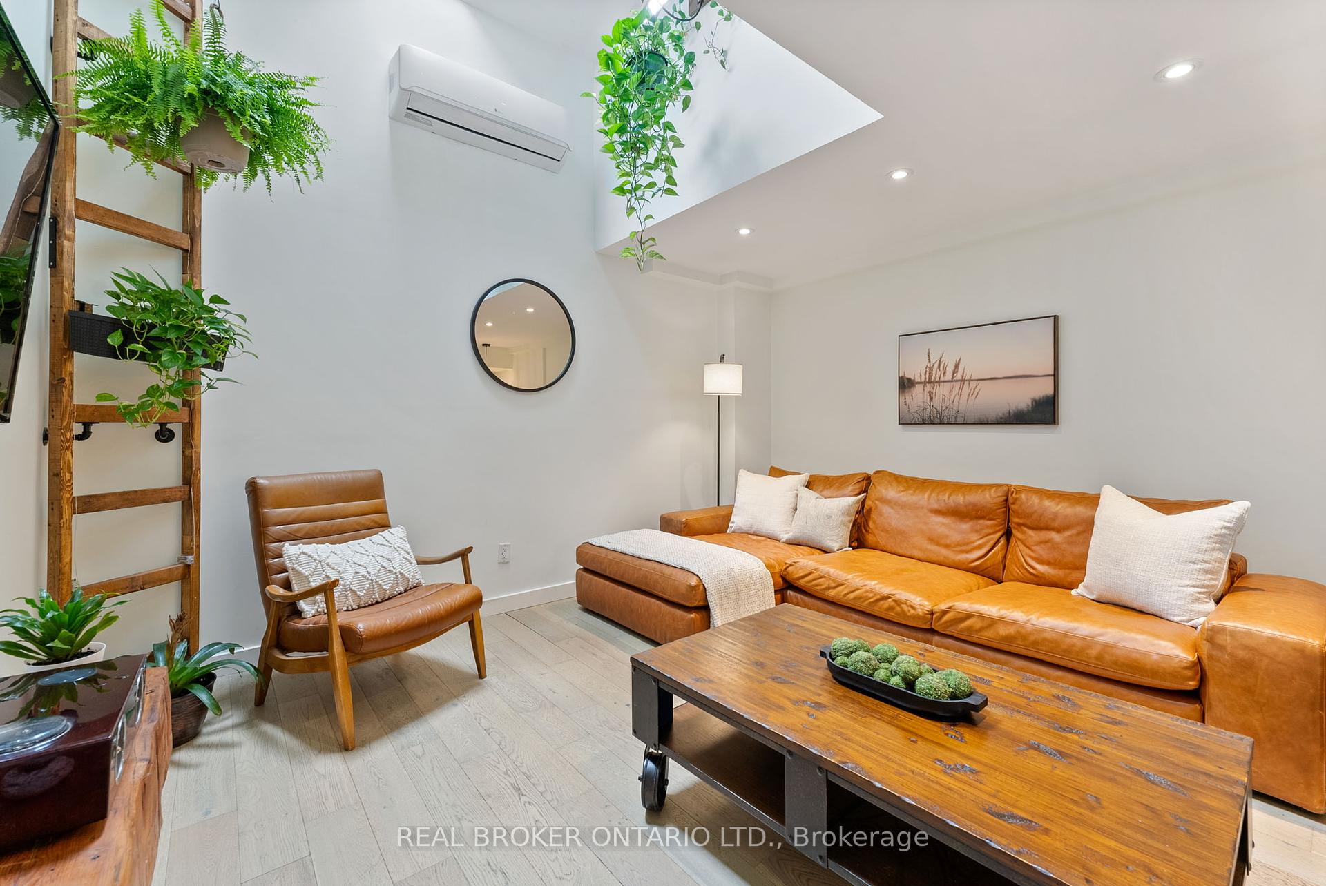 2 Bedrooms Condo at 23 Macaulay, Hamilton For sale