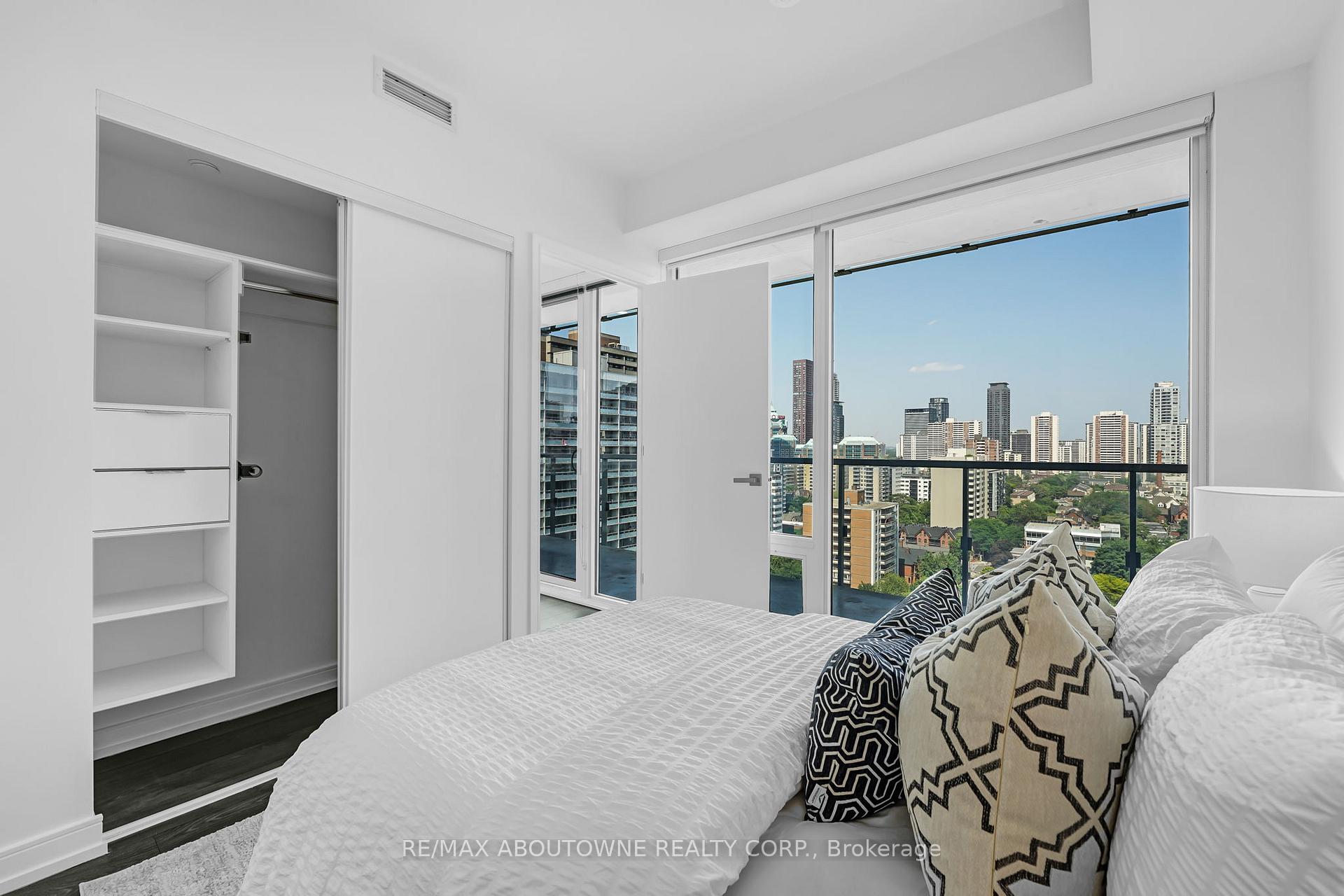 2 Bedrooms Condo at 3 Gloucester, Toronto For sale