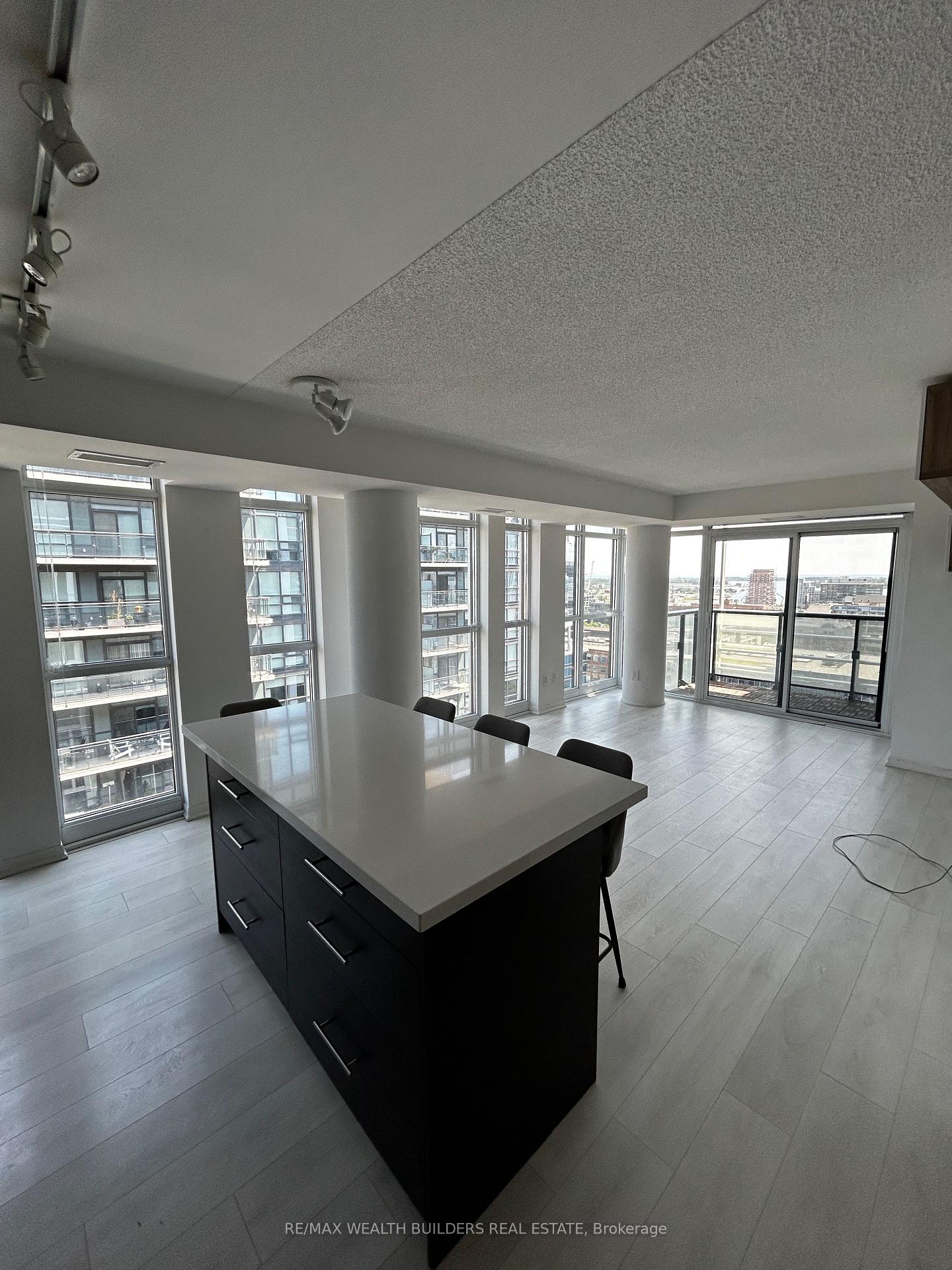 2 Bedrooms Condo at 400 Adelaide, Toronto For sale