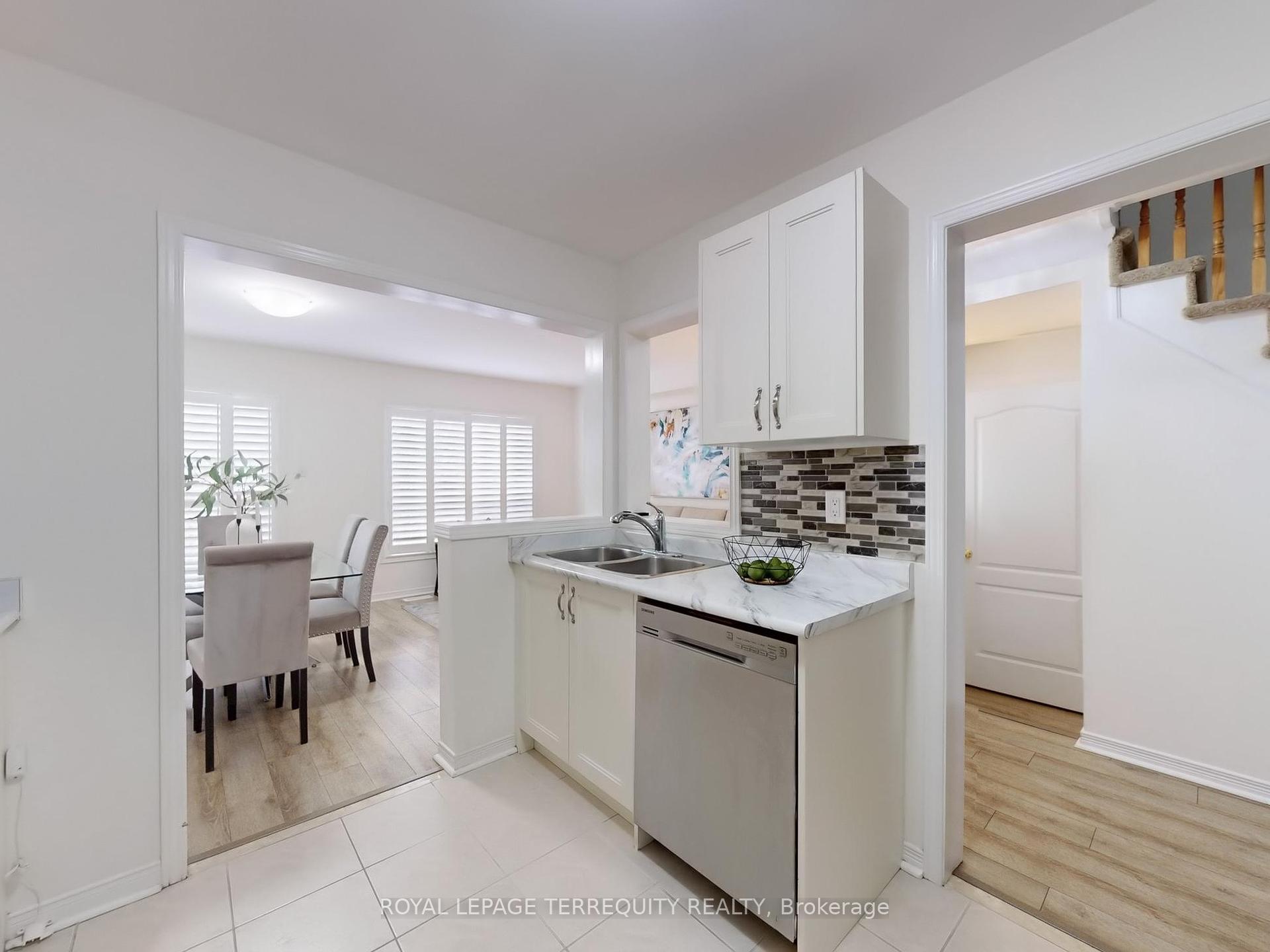 4 Bedrooms Condo at 6399 Spinnaker,  Mississauga For sale