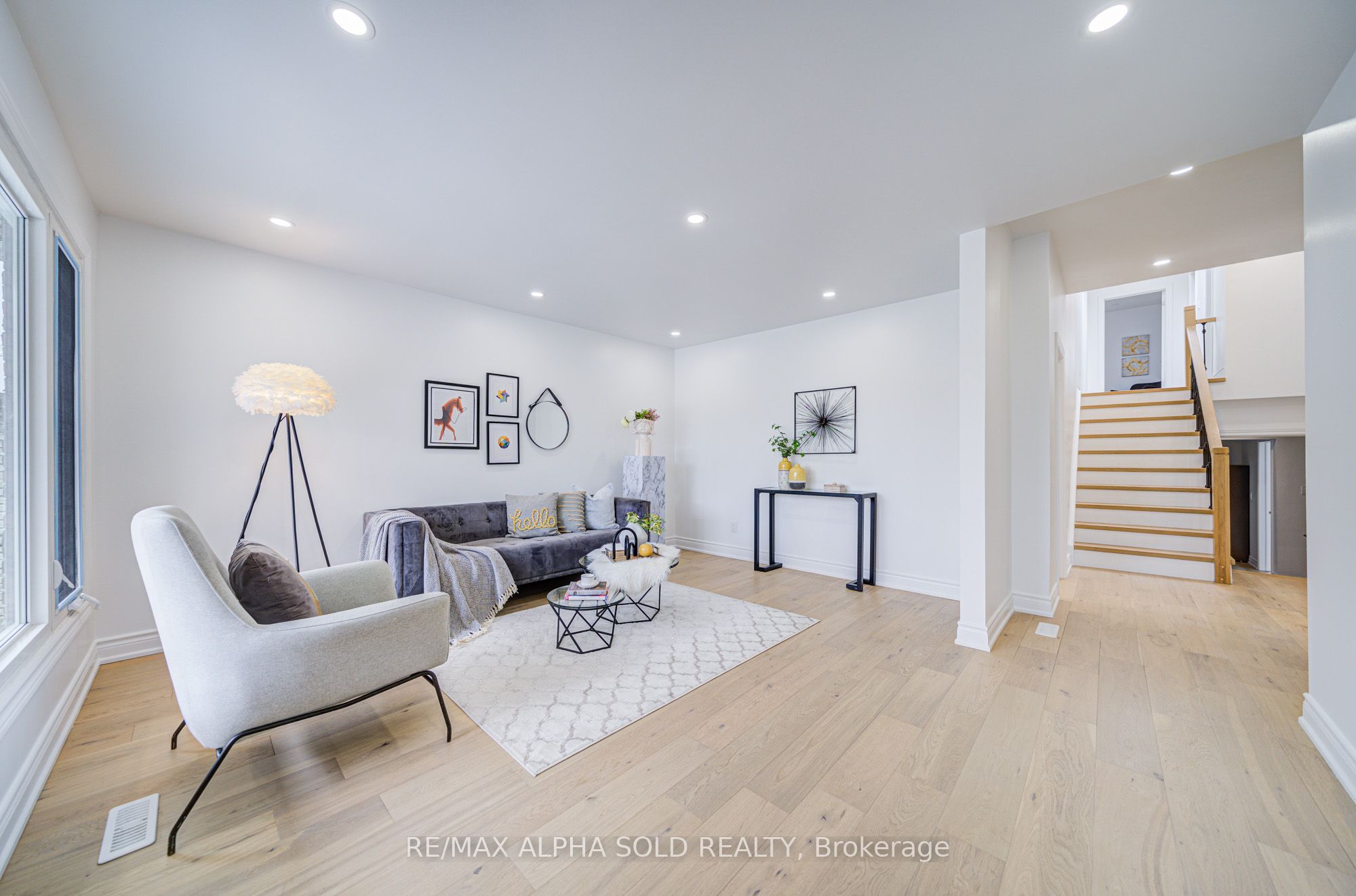 8 Simsbury Court, Markham, ON L3R 3G7