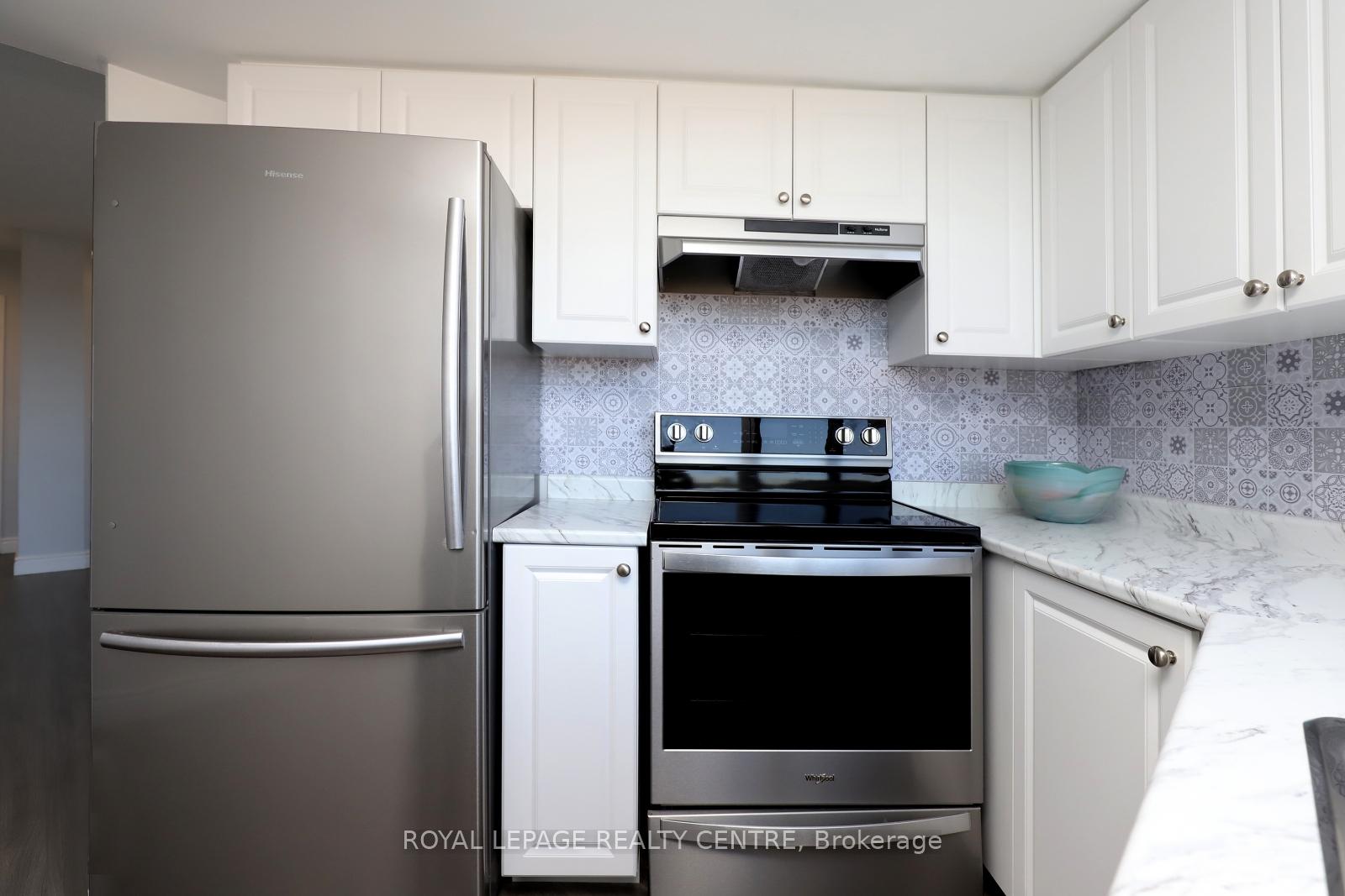 2 Bedrooms Condo at 1001 Cedarglen, Mississauga For sale