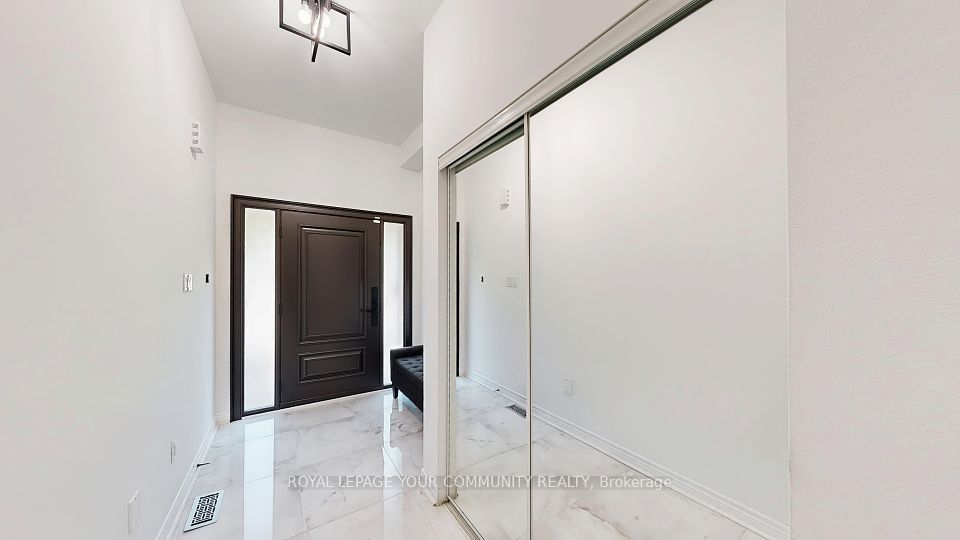 52 Four Seasons Crescent, East Gwillimbury, ON L9N 0C3