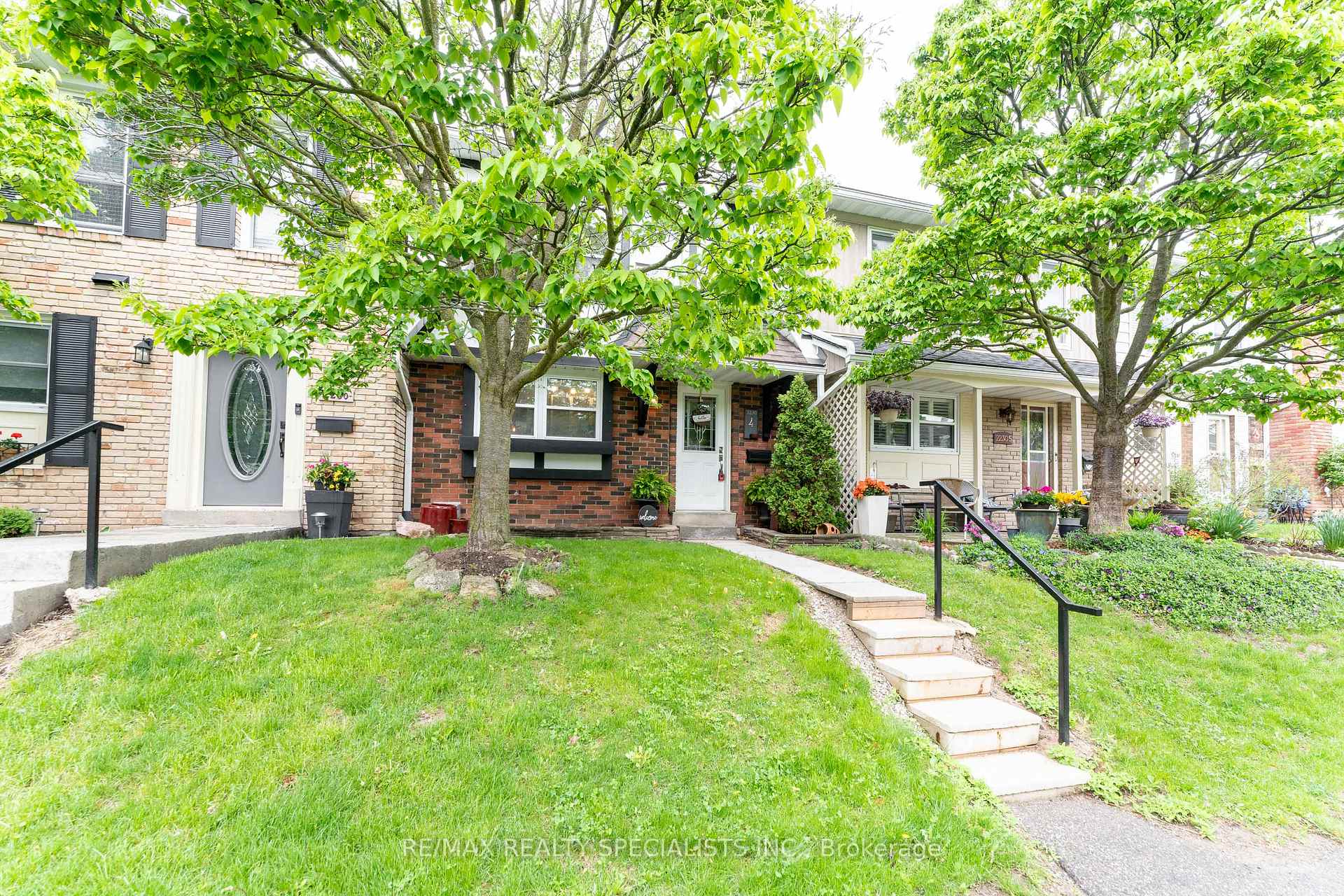 4 Bedrooms Condo at 2230 Upper Middle, Burlington For sale