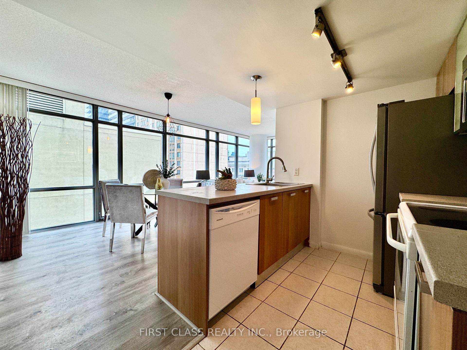 3 Bedrooms Condo at 38 Grenville, Toronto For sale