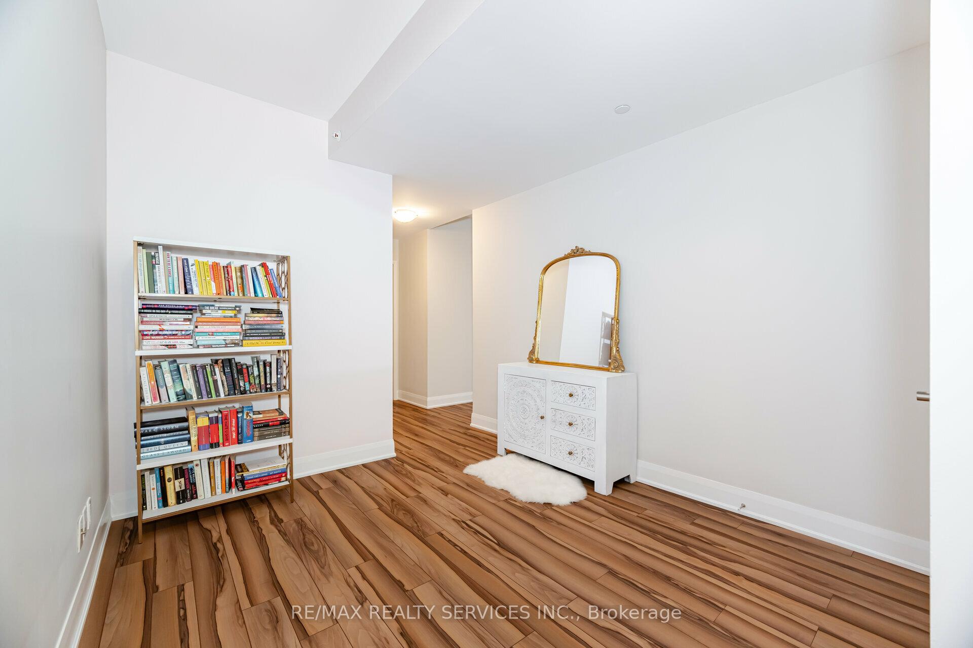 3 Bedrooms Condo at 2900 Highway 7, Vaughan For sale