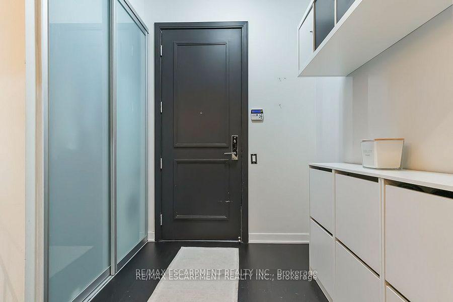 2 Bedrooms Condo at 88 Park Lawn, Toronto For sale