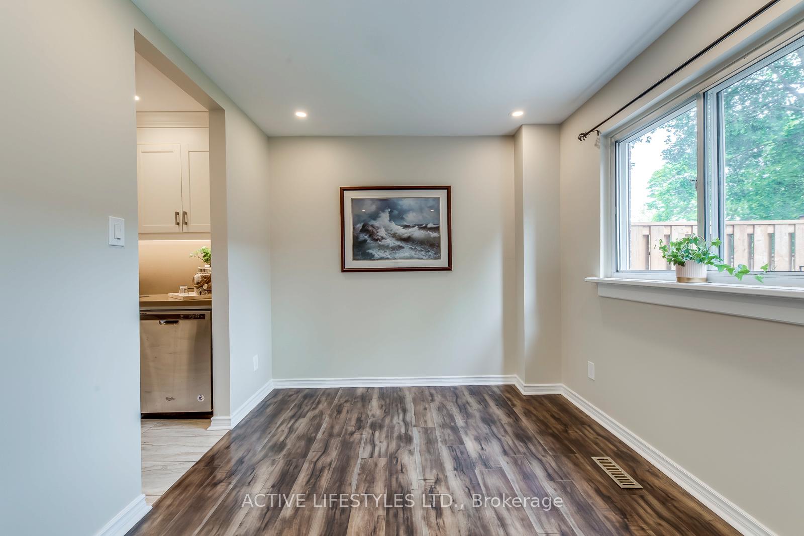 4 Bedrooms Condo at 2301 Derry, Mississauga For sale