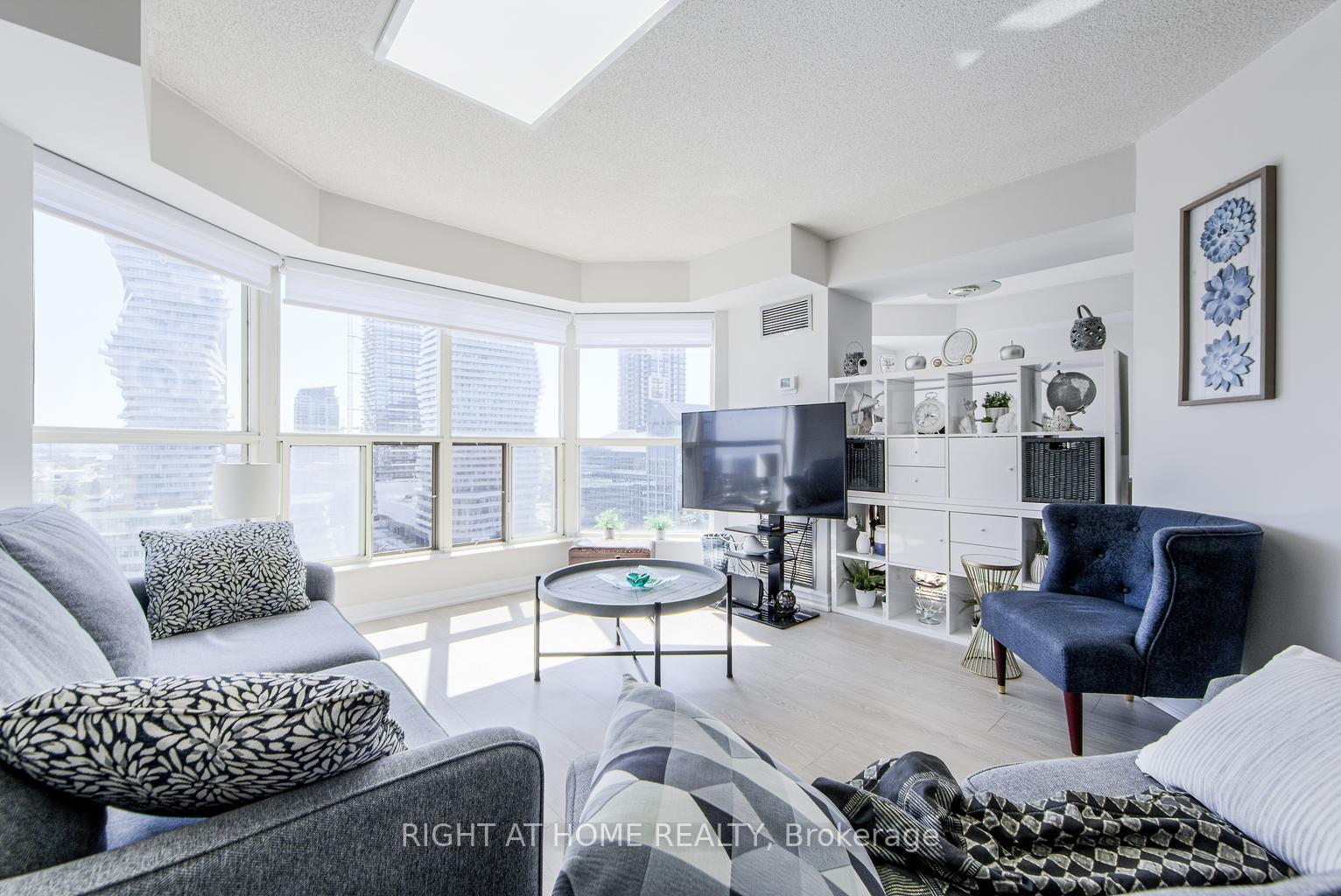 2 Bedrooms Condo at 335 Webb, Mississauga For sale