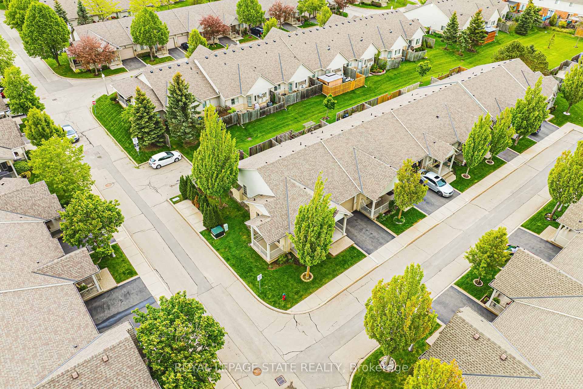 2 Bedrooms Condo at 130 Southbrook, Hamilton For sale