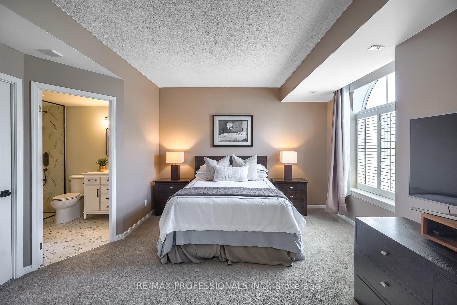 3 Bedrooms Condo at 32 Stadium, Toronto For sale