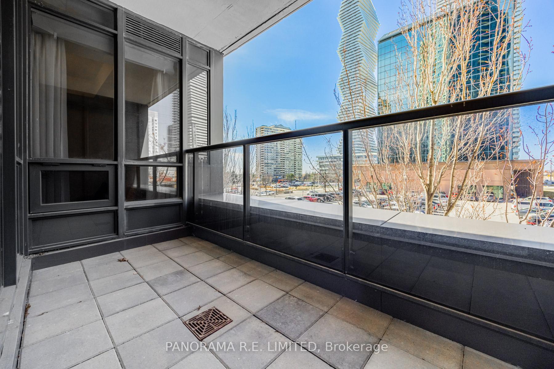 3 Bedrooms Condo at 330 Burnhamthorpe, Mississauga For sale