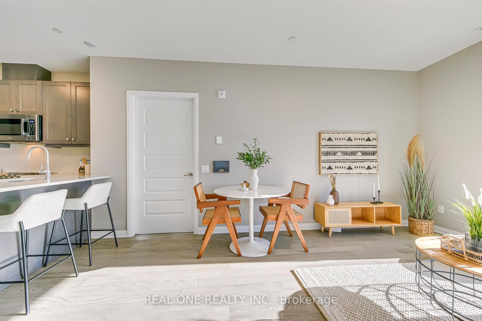 2 Bedrooms Condo at 95 Dundas, Oakville For sale