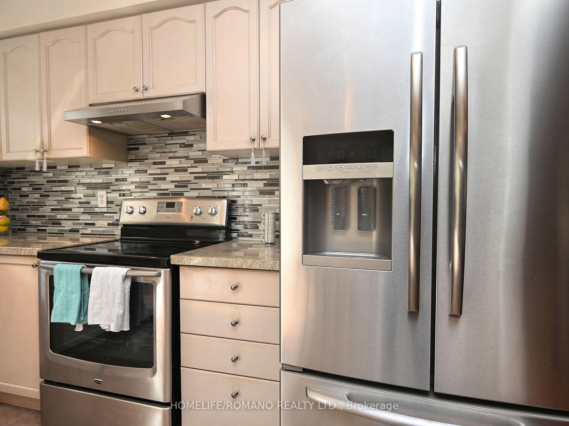 4 Bedrooms Condo at 3030 Breakwater, Mississauga For sale
