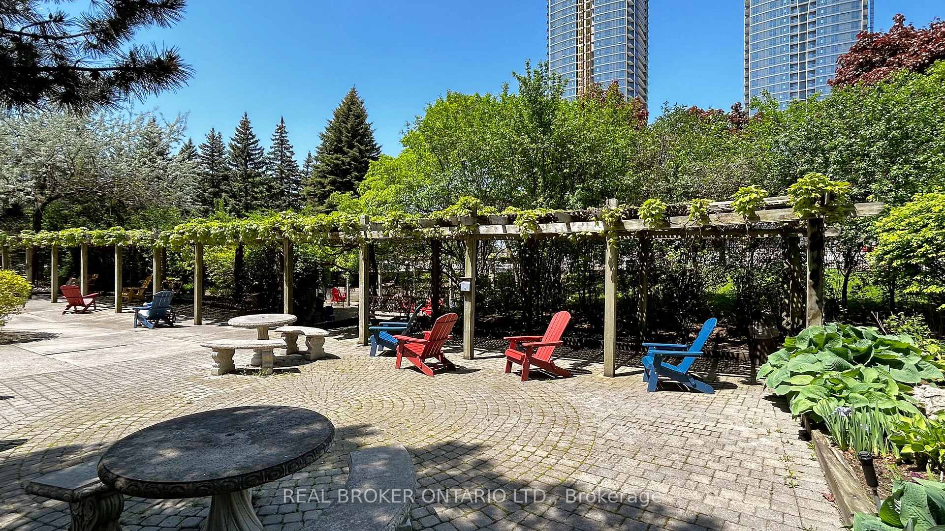 2 Bedrooms Condo at 7440 Bathurst, Vaughan For sale