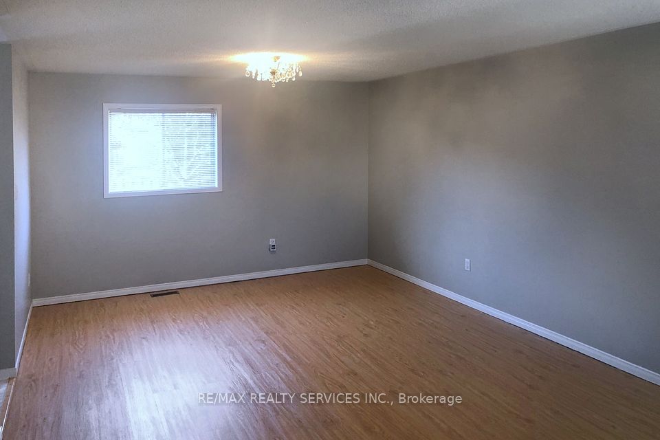 https://trreb-image.ampre.ca/dmCTbGeelDg4UKNdzkKyeMjuqSYwhZSrWbJCoPuU5FQ/rs:fit:960:960/wm:.5:so:0:50:.4/wmsh:10/wmt:PHNwYW4gZm9yZWdyb3VuZD0nd2hpdGUnIGZvbnQ9JzY4Jz5SRS9NQVggUkVBTFRZIFNFUlZJQ0VTIElOQy4sIEJyb2tlcmFnZTwvc3Bhbj4/L3RycmViL2xpc3RpbmdzLzQwLzk4Lzg1Lzc1L3AvZDlmYTUyNGMtNTc1MC00NjgzLWE1NjUtZTAwNTUzMjVjOTg4LmpwZw.jpg