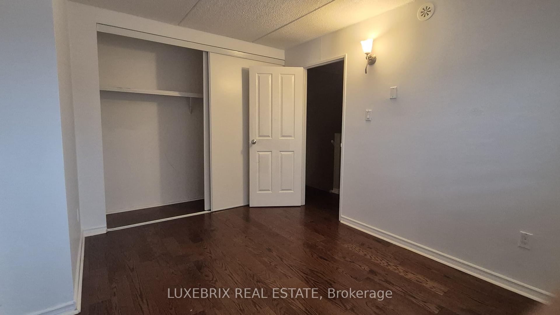 5 Bedrooms Condo at 180 Mississauga, Mississauga For sale