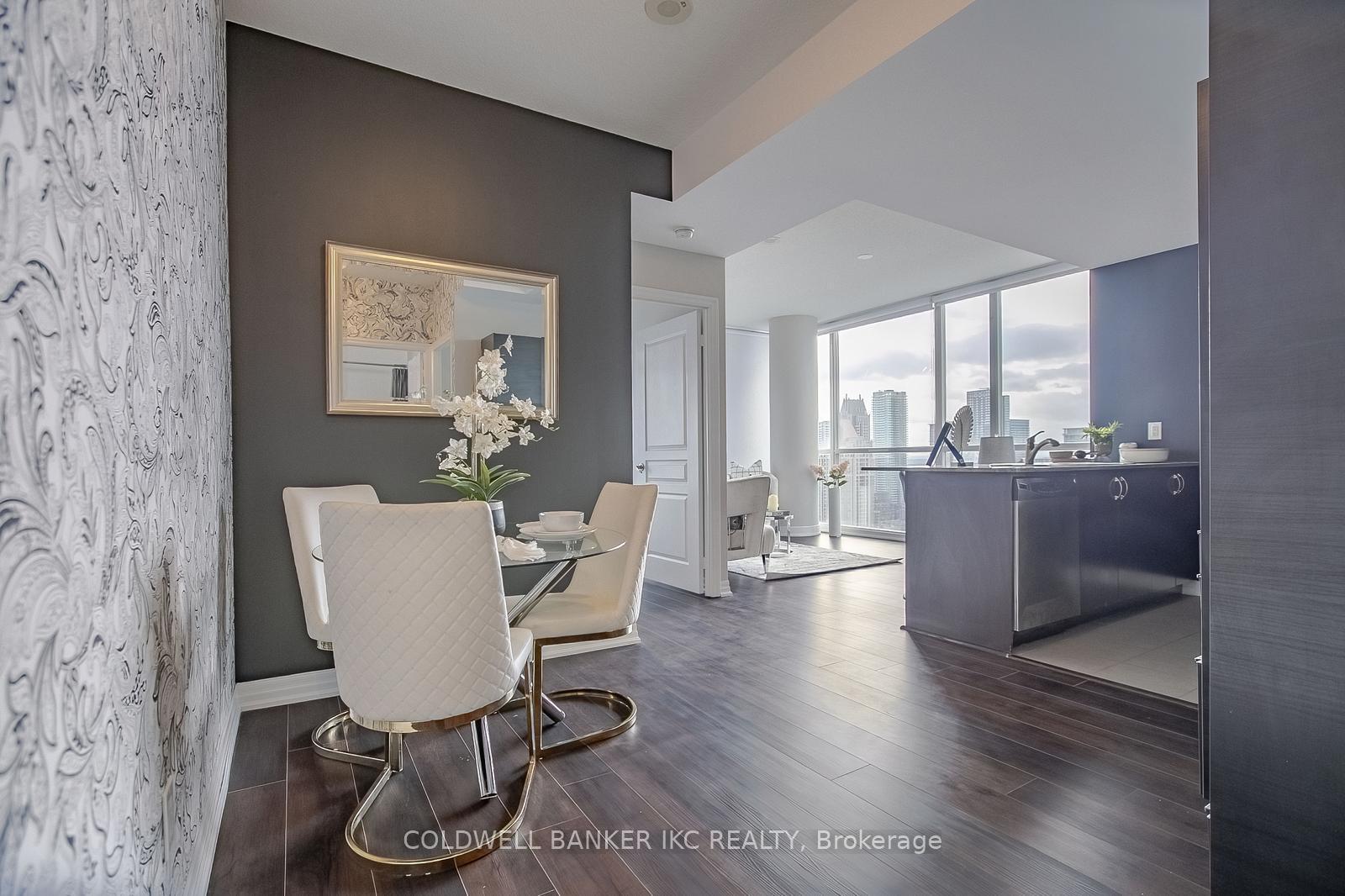2 Bedrooms Condo at 223 Webb, Mississauga For sale