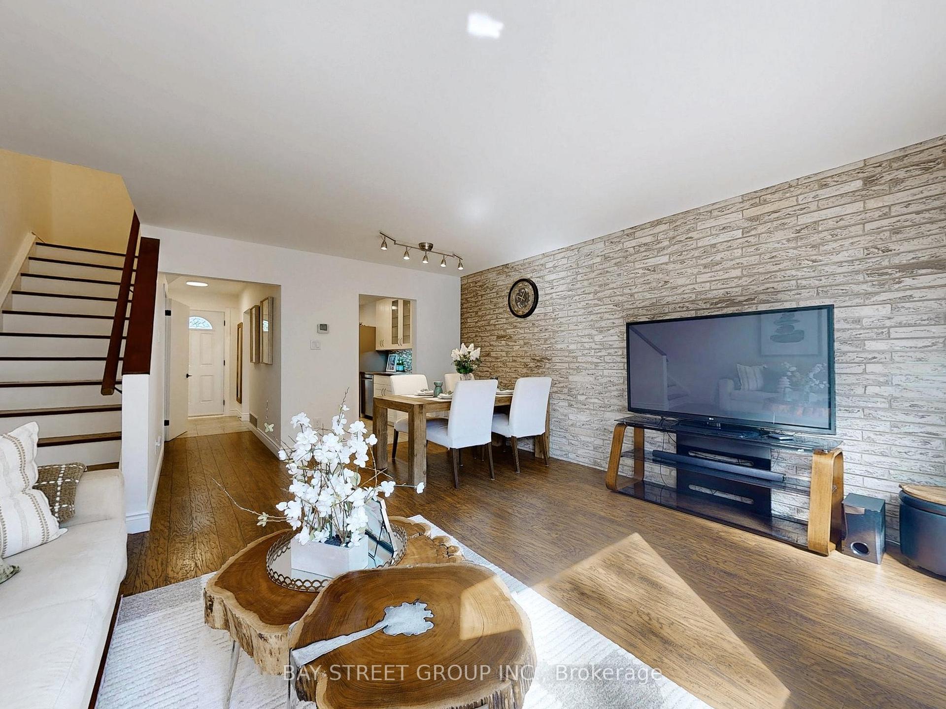 3 Bedrooms Condo at 89 Rameau, Toronto For sale
