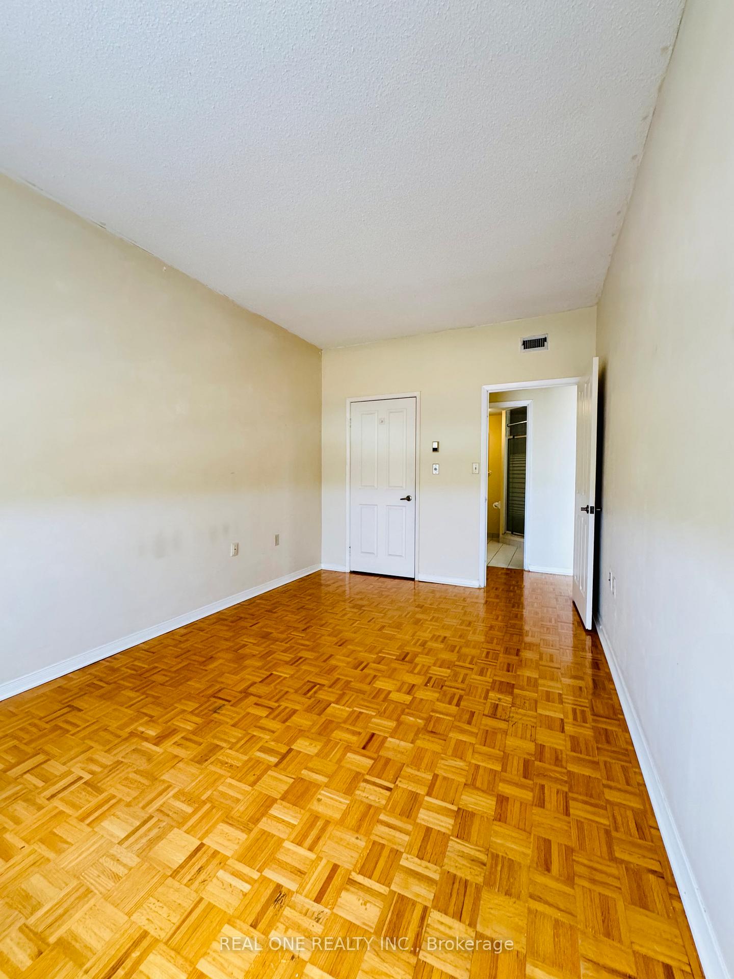2 Bedrooms Condo at 2199 Sixth, Oakville For sale