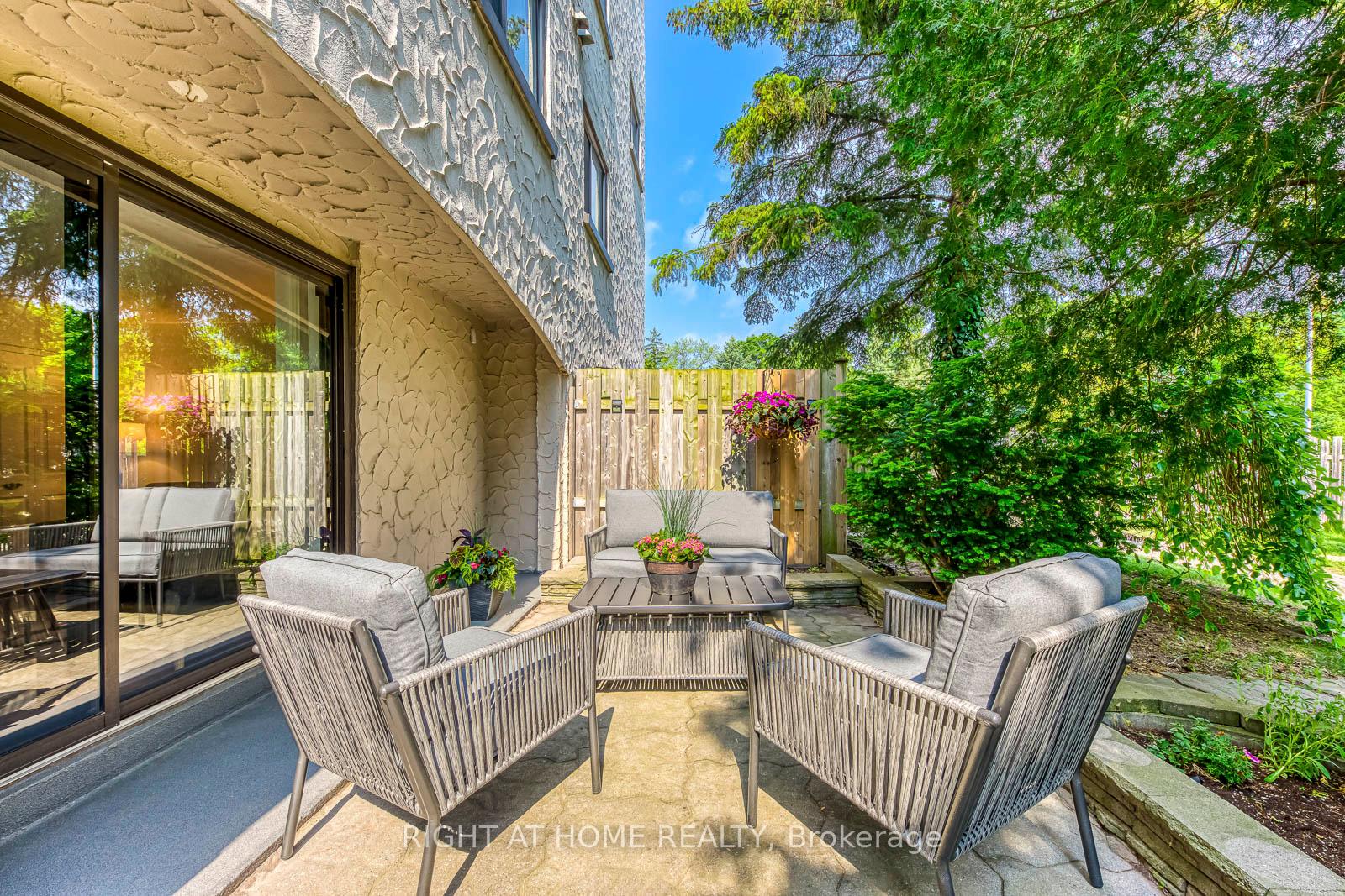 3 Bedrooms Condo at 1058 Falgarwood, Oakville For sale