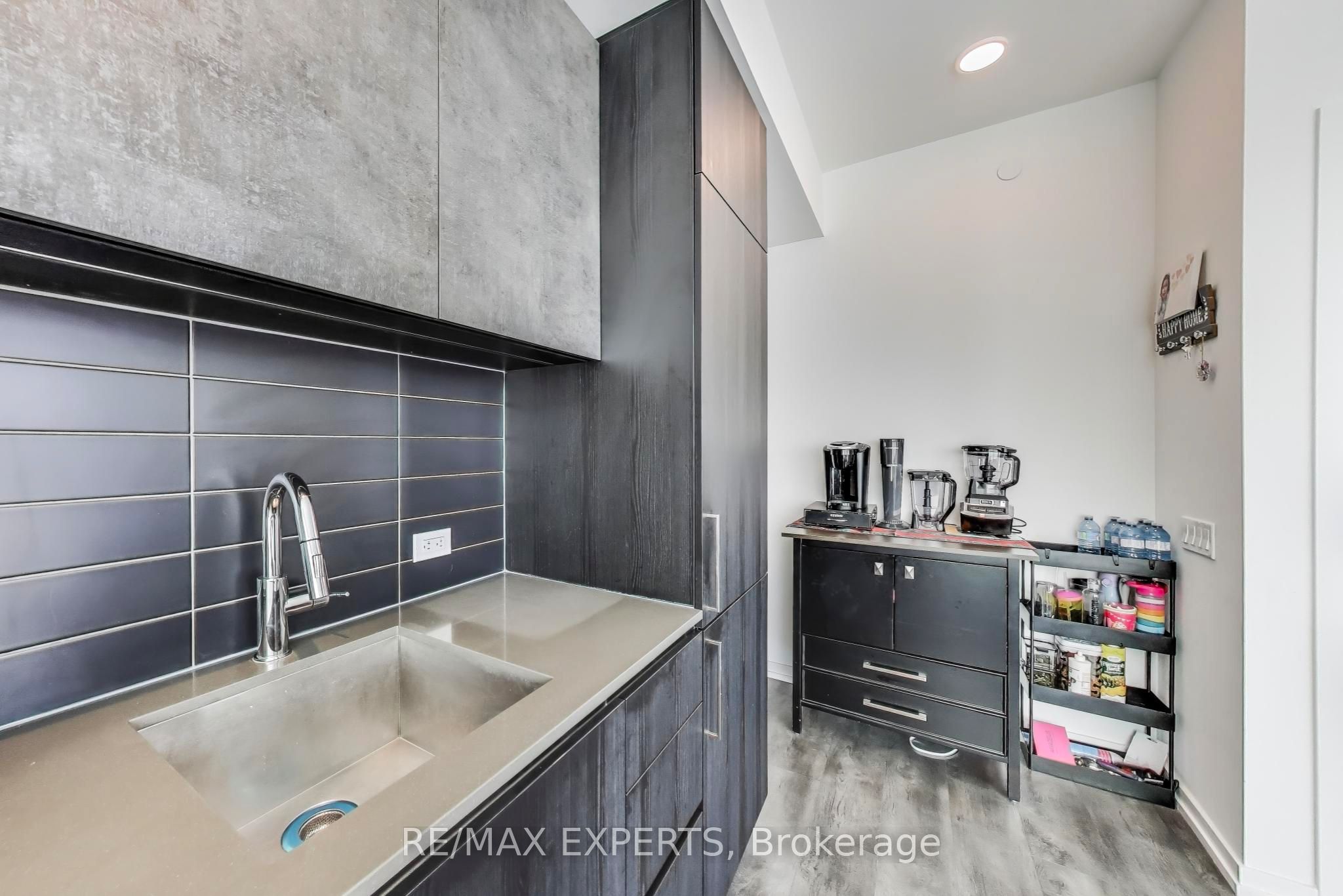7890 Jane Street 1609