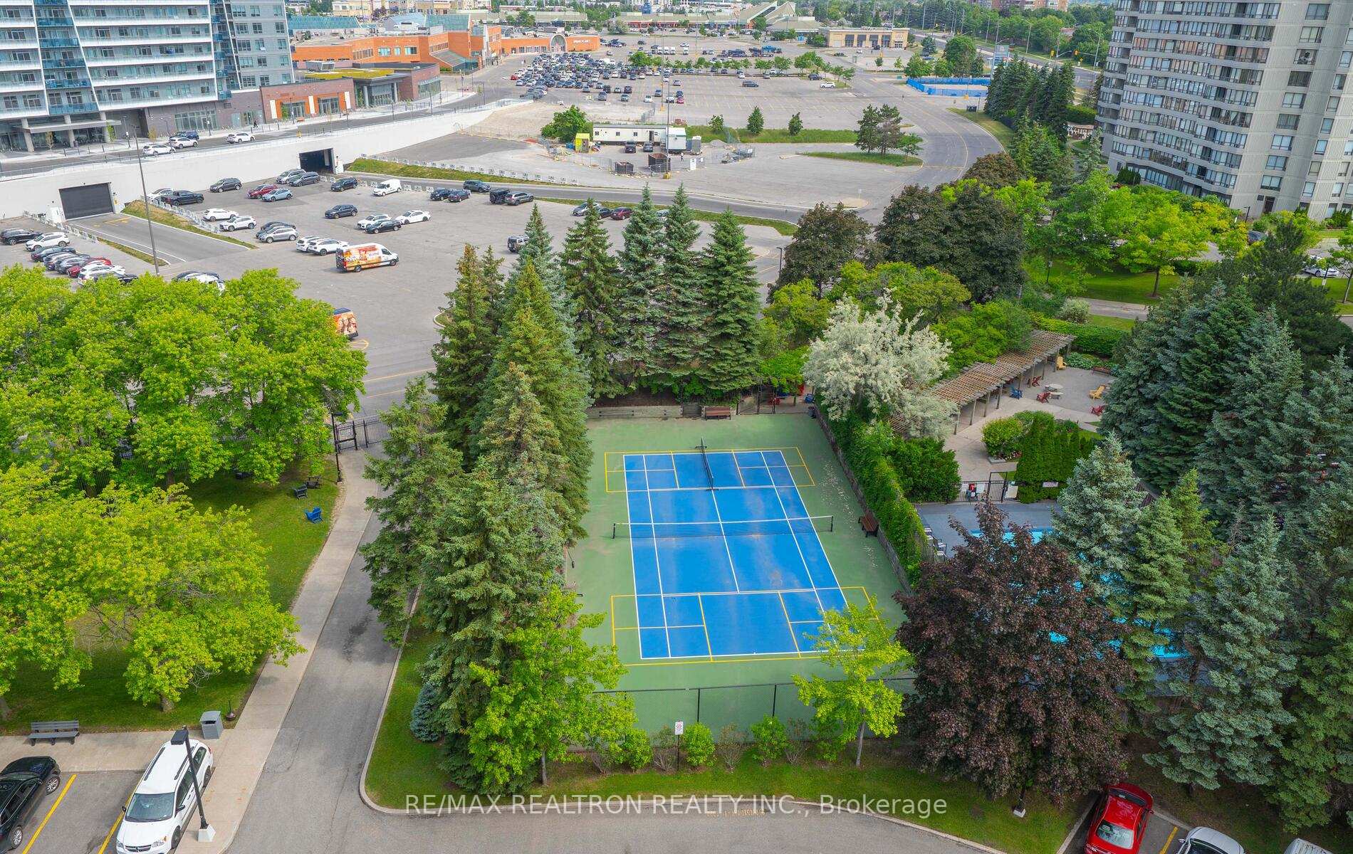2 Bedrooms Condo at 7420 Bathurst, Vaughan For sale