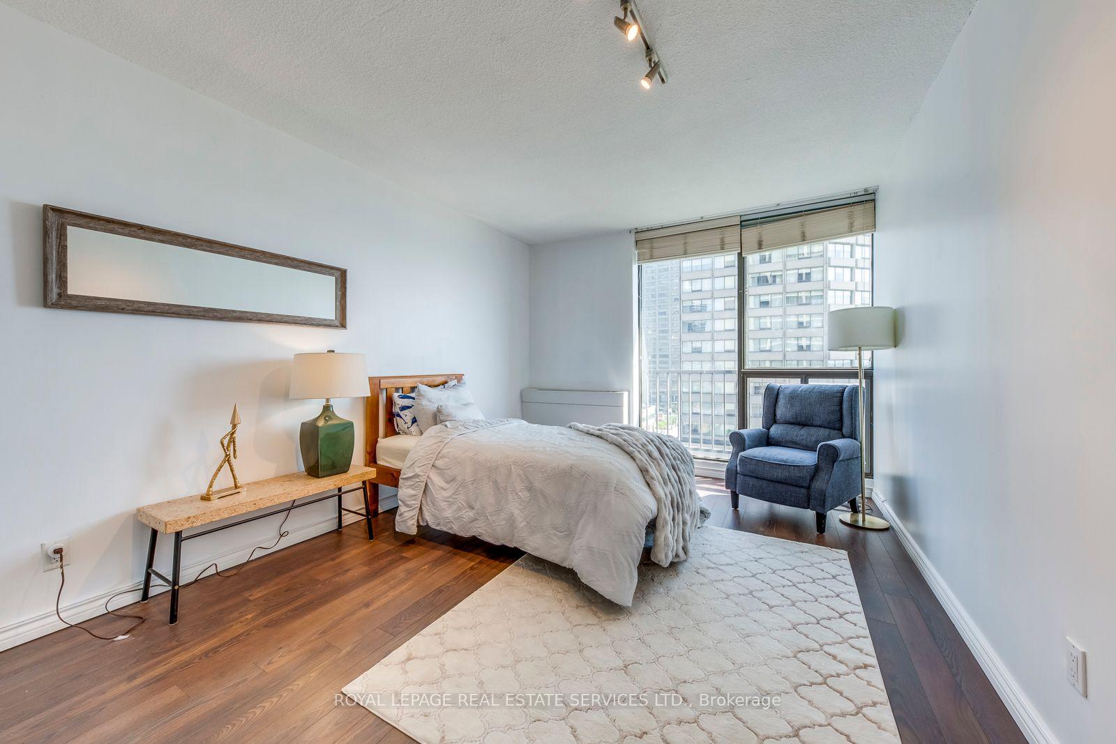 2 Bedrooms Condo at 33 Harbour, Toronto For sale