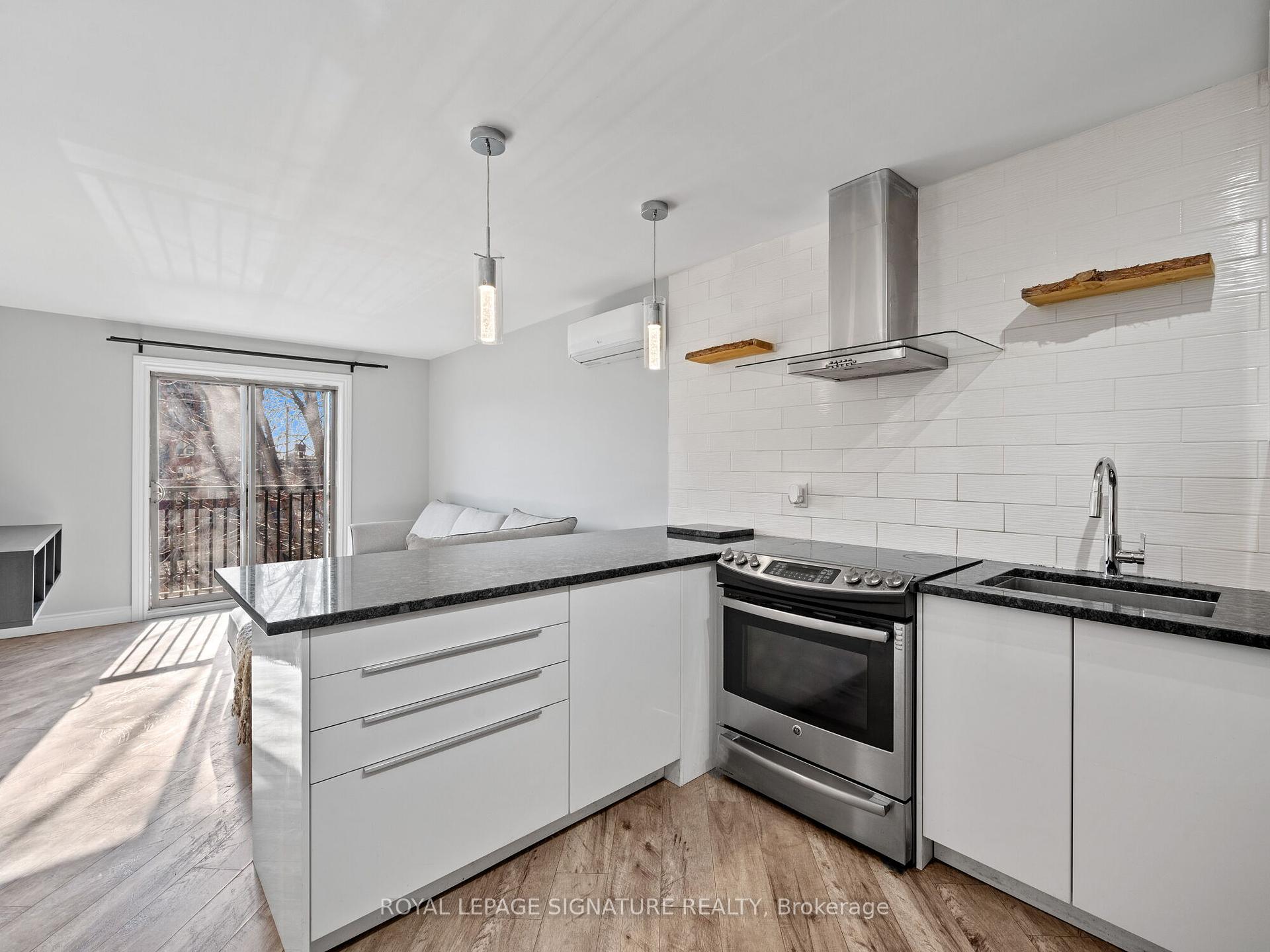 2 Bedrooms Condo at 28 Victoria, Hamilton For sale