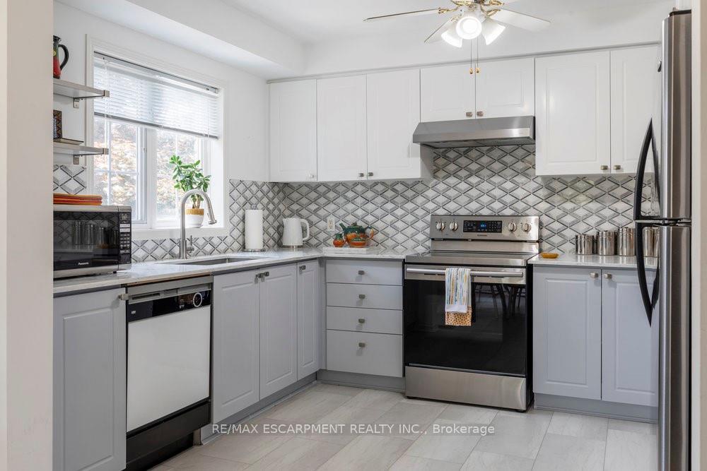3 Bedrooms Condo at 31 Moss, Hamilton For sale