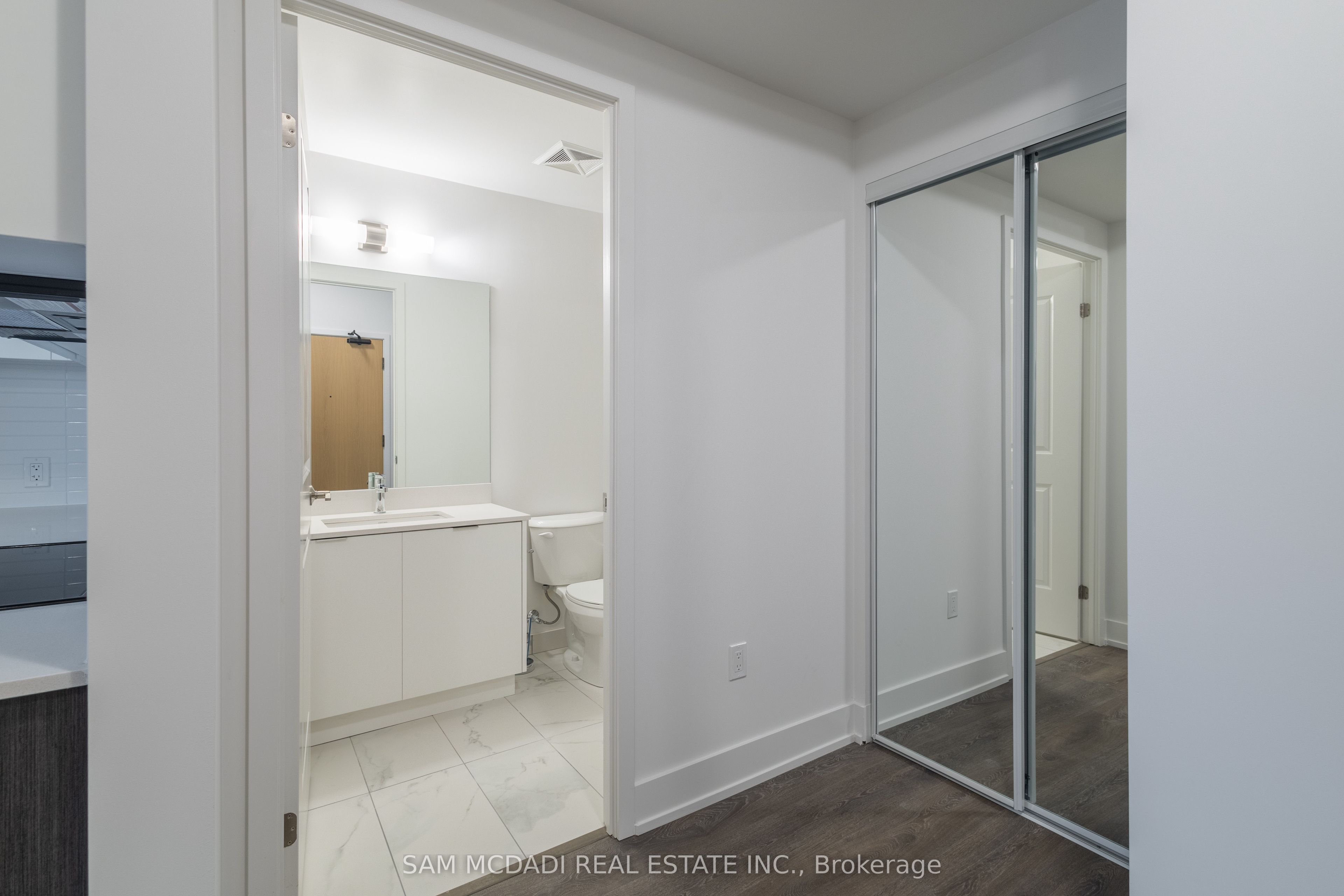 202 Burnhamthorpe Road E, #2004