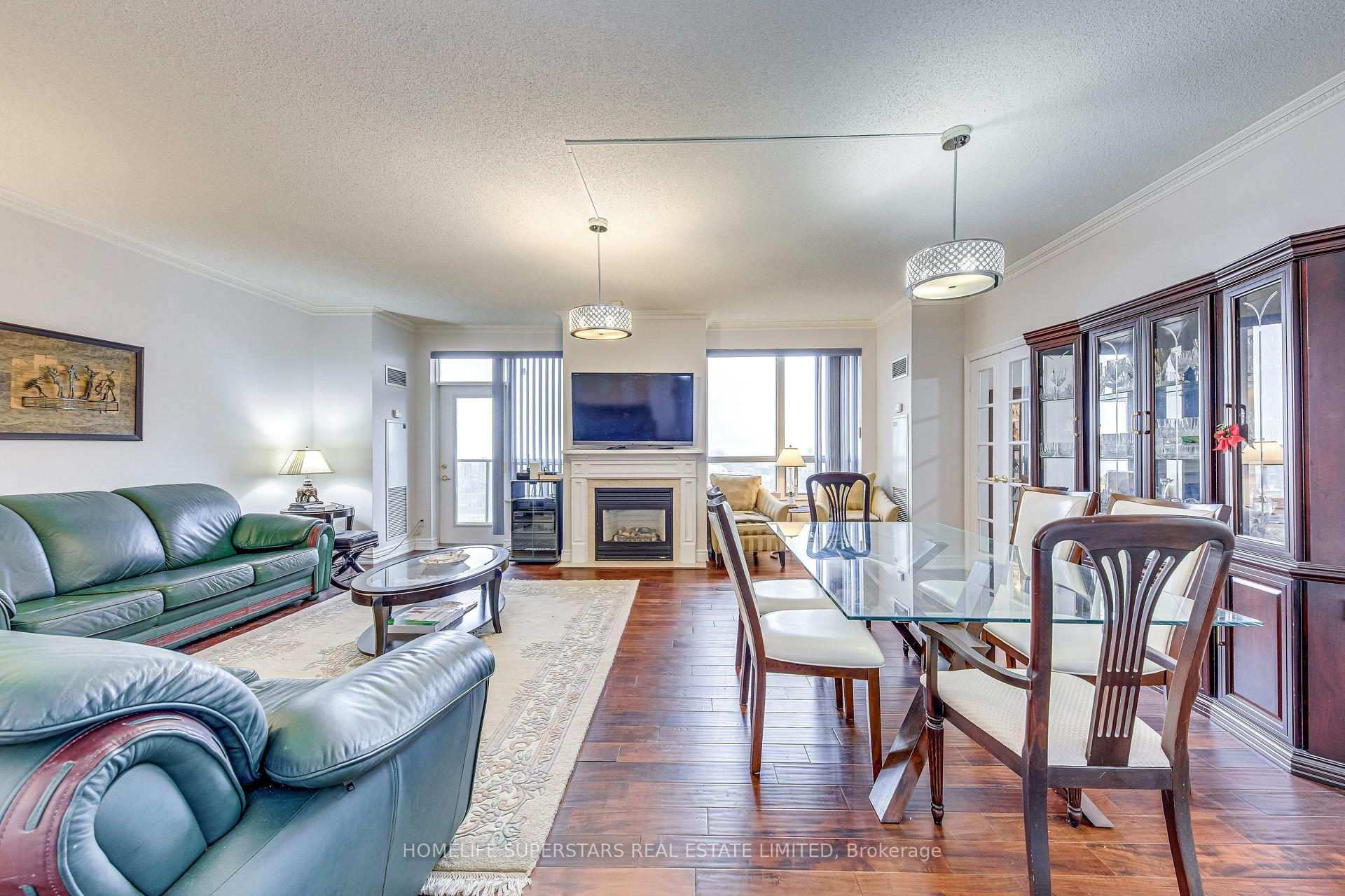 3 Bedrooms Condo at 25 Kingsbridge Garden, Mississauga For sale